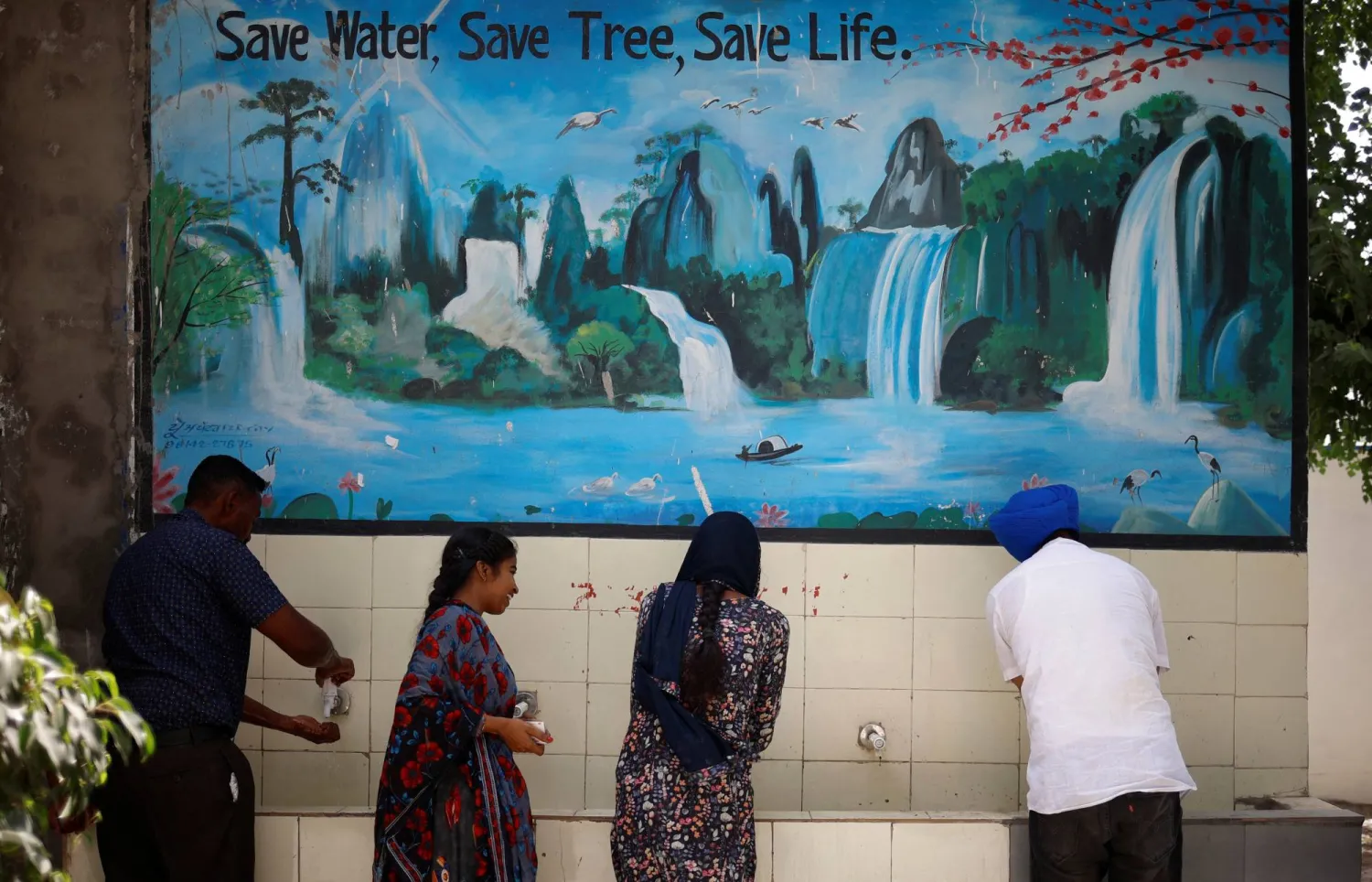 ناخبون يشربون الماء في يوم صيفي حار في مركز اقتراع خلال المرحلة السابعة والأخيرة من الانتخابات العامة في قرية في منطقة فيروزبور في البنجاب بالهند (رويترز)