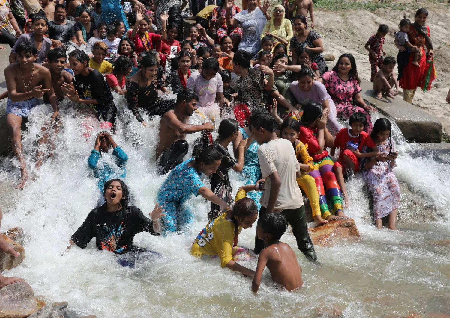 ذكرت صحيفة «ذا هندو» أن العدد الإجمالي لحالات الوفاة الناجمة عن الحرارة الشديدة ربما يكون 80 (إ.ب.أ)
