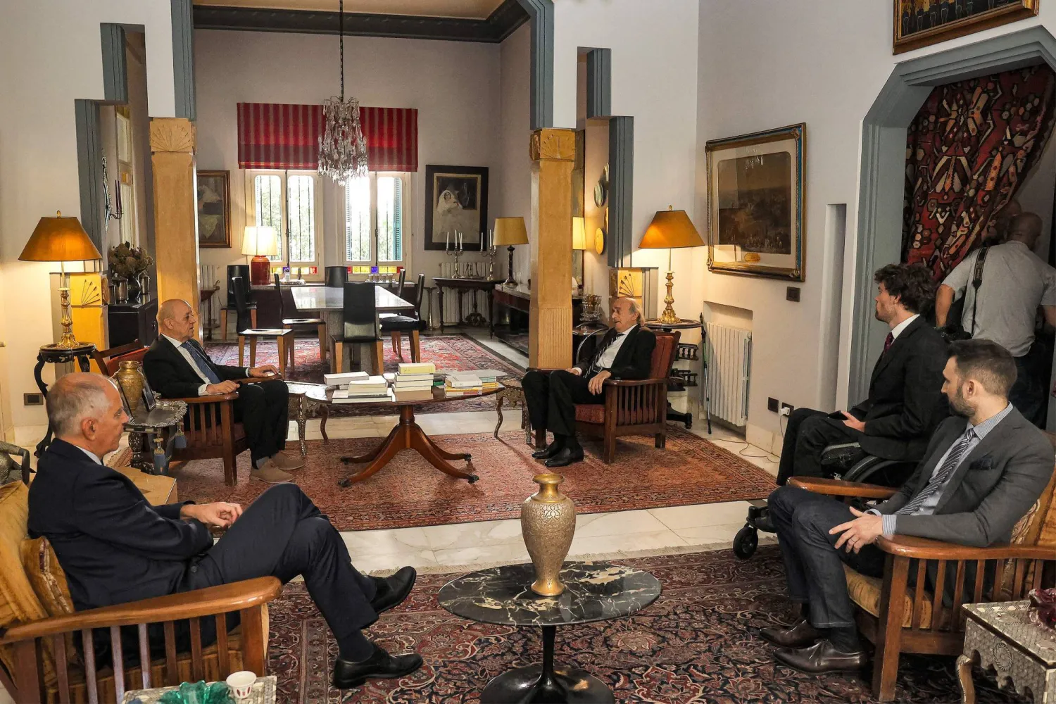 وليد جنبلاط مجتمعاً مع لودريان في زيارة سابقة بحضور نجله تيمور (أ.ف.ب)