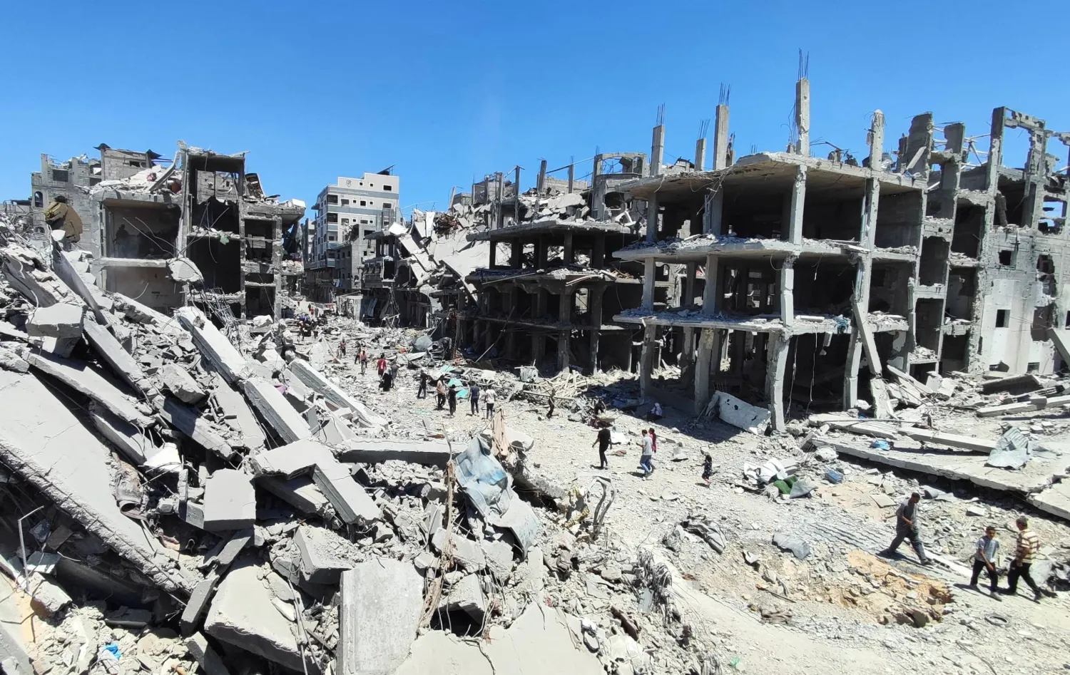 فلسطينيون يعودون إلى منازلهم بعد انسحاب الجيش الإسرائيلي من منطقة جباليا شمال قطاع غزة في 31 مايو 2024 (د.ب.أ)