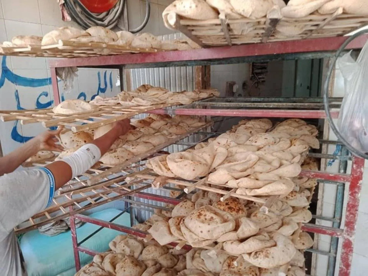 مع بداية يونيو رفعت الحكومة المصرية سعر الخبز المدعم إلى 20 قرشاً للرغيف بدلاً من 5 قروش (الشرق الأوسط)