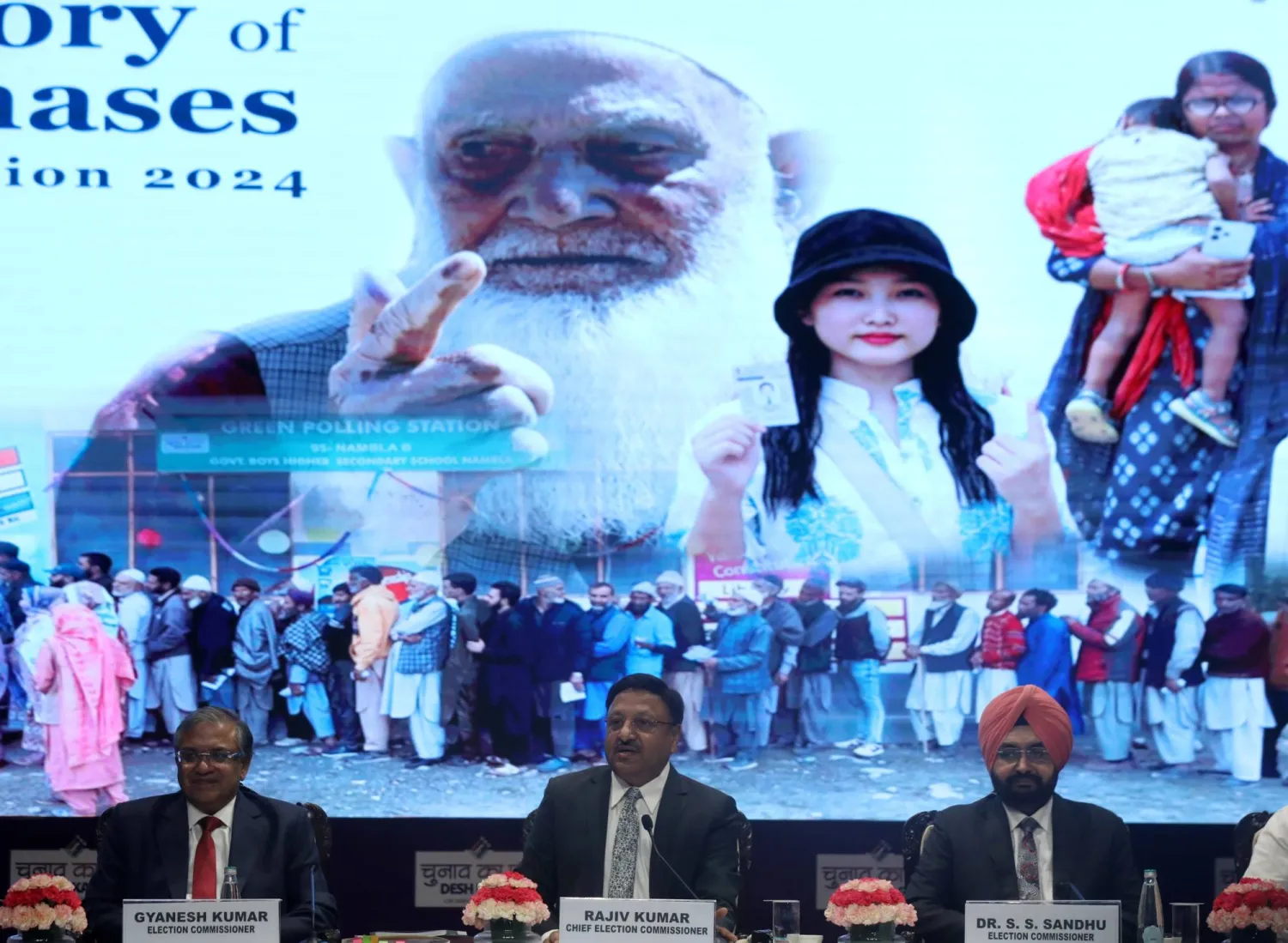 رئيس مفوضية الانتخابات راجيف كومار (في الوسط) يتحدث عن الانتخابات في نيودلهي... الاثنين (إ.ب.أ)