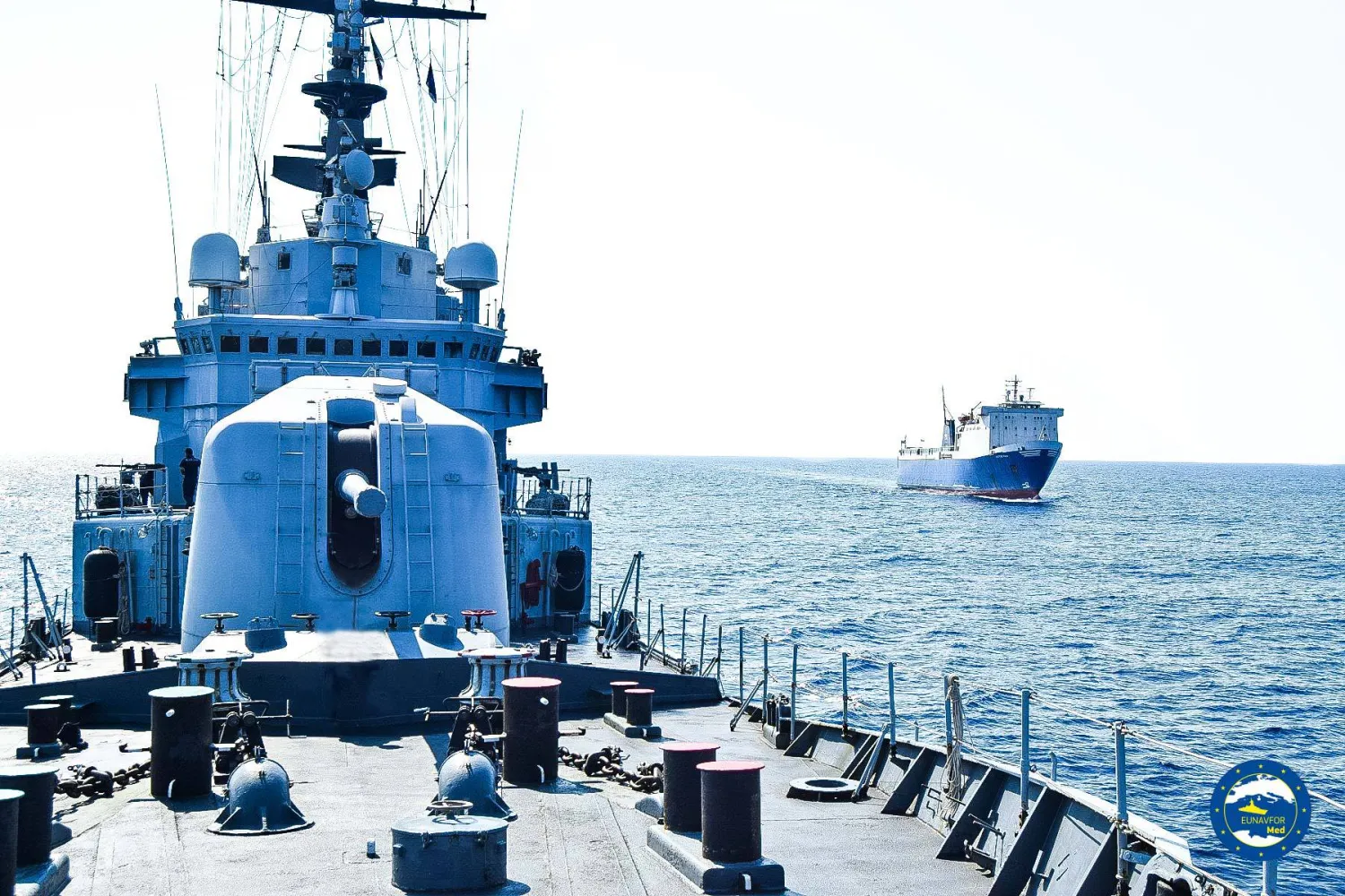 إحدى السفن التابعة لـ«إيريني» في البحر المتوسط قبالة الساحل الليبي (موقع العملية الأوروبية البحرية)