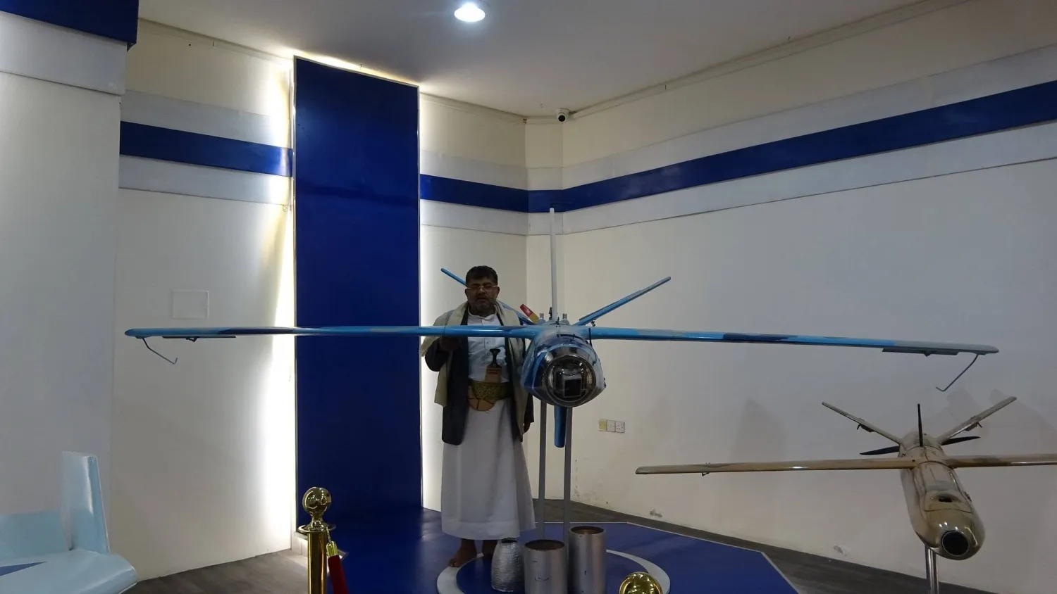 ابن عم زعيم الجماعة الحوثية يستعرض طائرات مسيّرة قال إنها باتت أكثر قدرة في هجماتها (إكس)