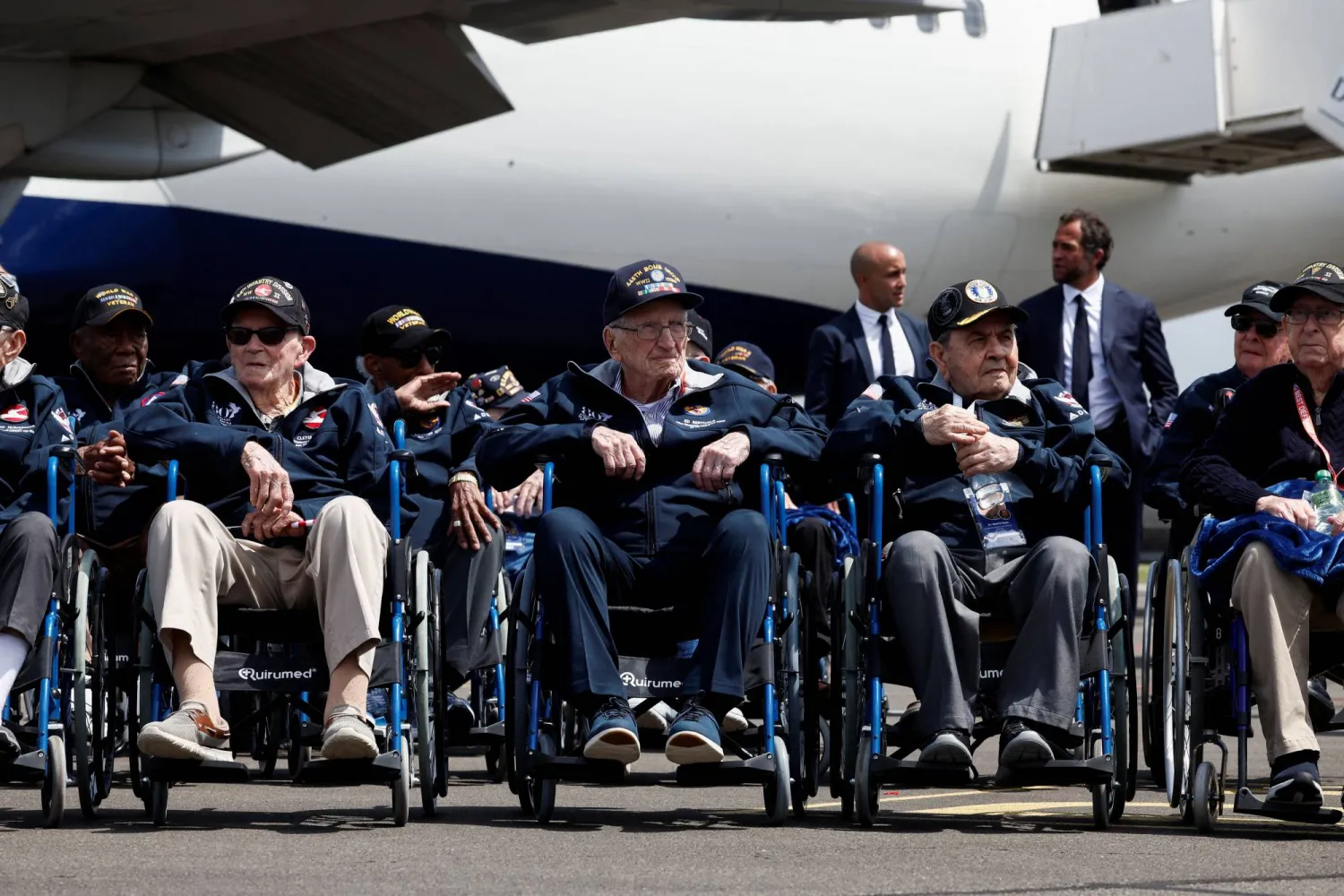 محاربون قدامي في الحرب العالمية الثانية لدى وصولهم إلى مطار دوفيل في شمال فرنسا الاثنين قادمين من أتلانتا لإحياء الذكرى الثمانين لإنزال النورماندي (رويترز)