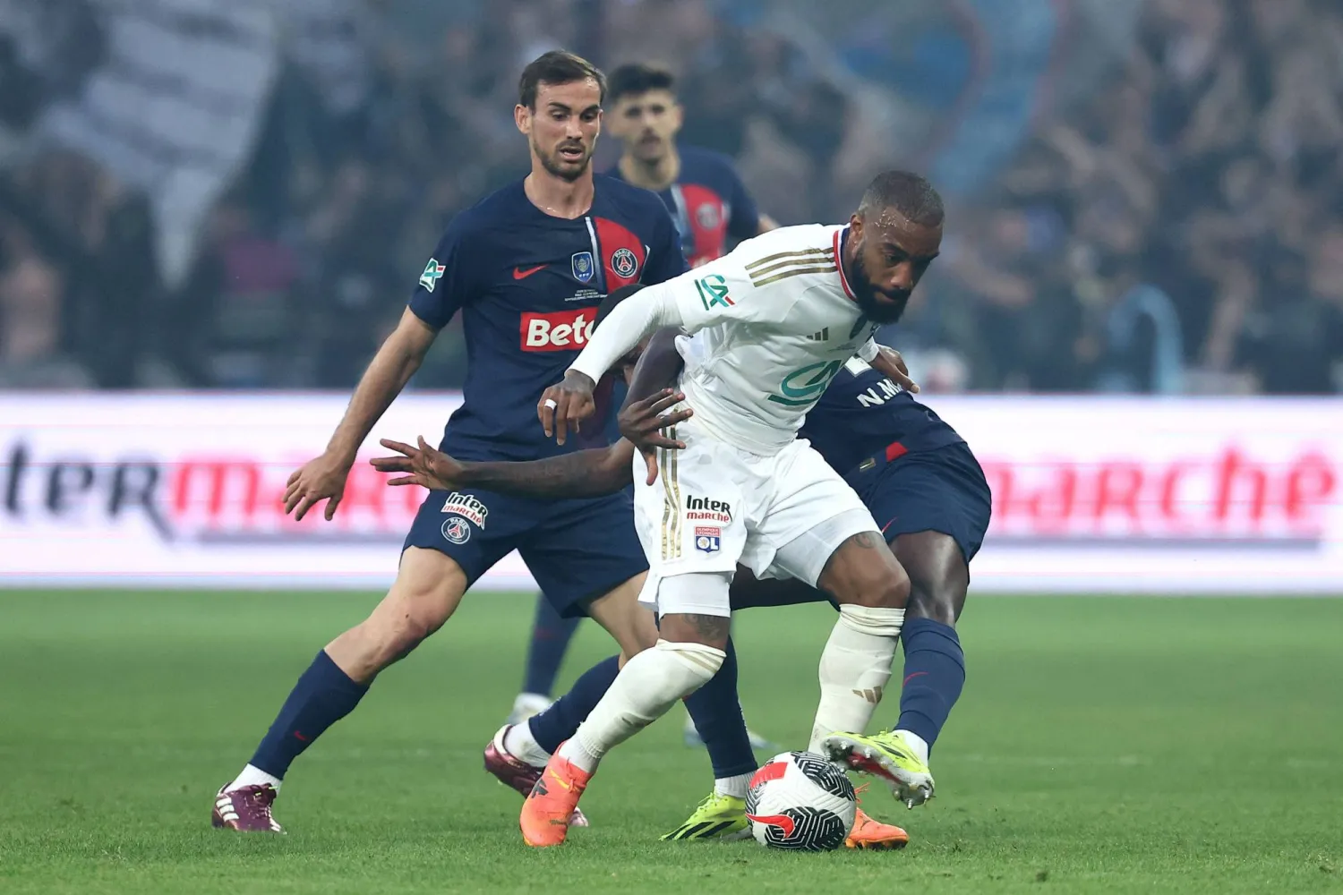 لاكازيت خلال إحدى مباريات ليون في الدوري الفرنسي (أ.ف.ب)