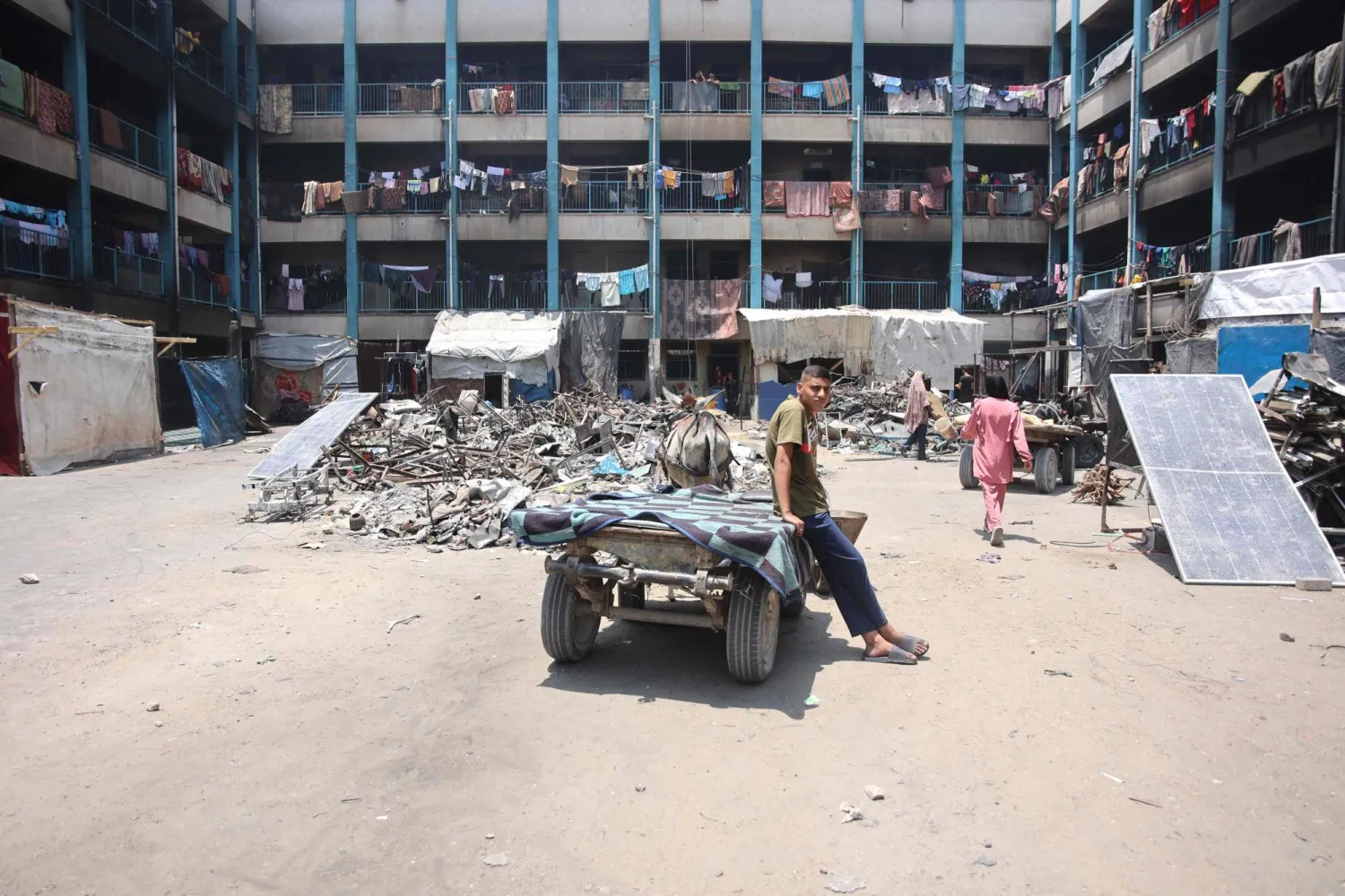 مدرسة تحولت إلى مأوى مؤقت للنازحين في مخيم جباليا الاثنين (أ.ف.ب)