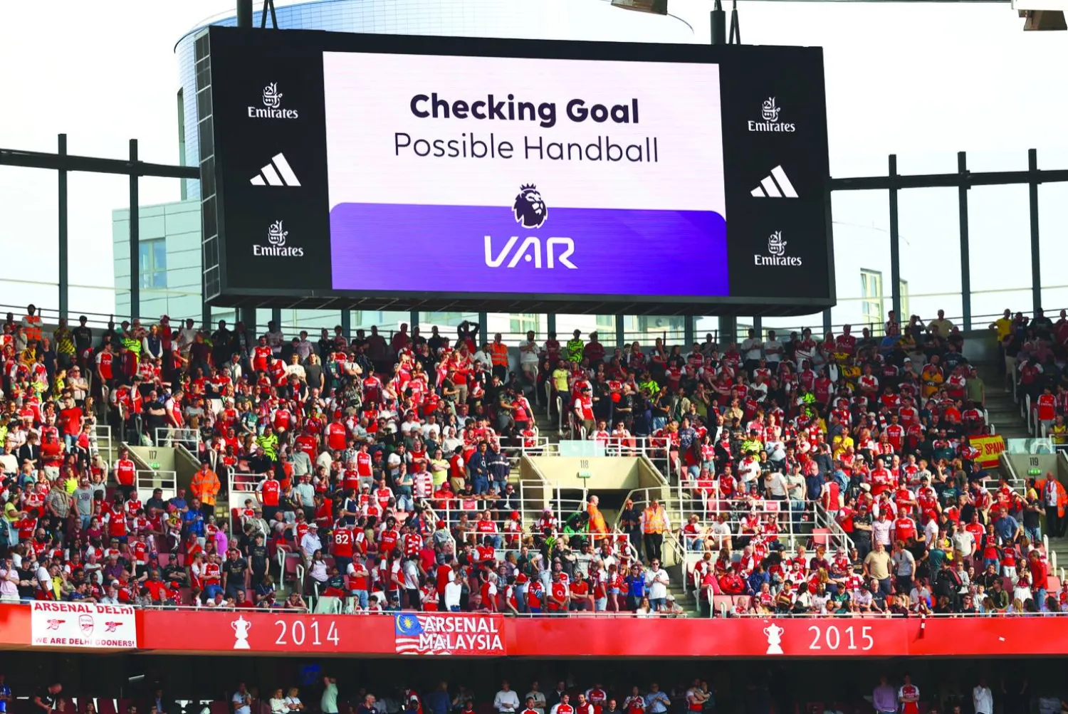 جماهير كرة القدم التي تحضر بالملاعب تشعر بالملل من تقنية الفار لإنها لا تشاهد إعادات الفيديو (رويترز)