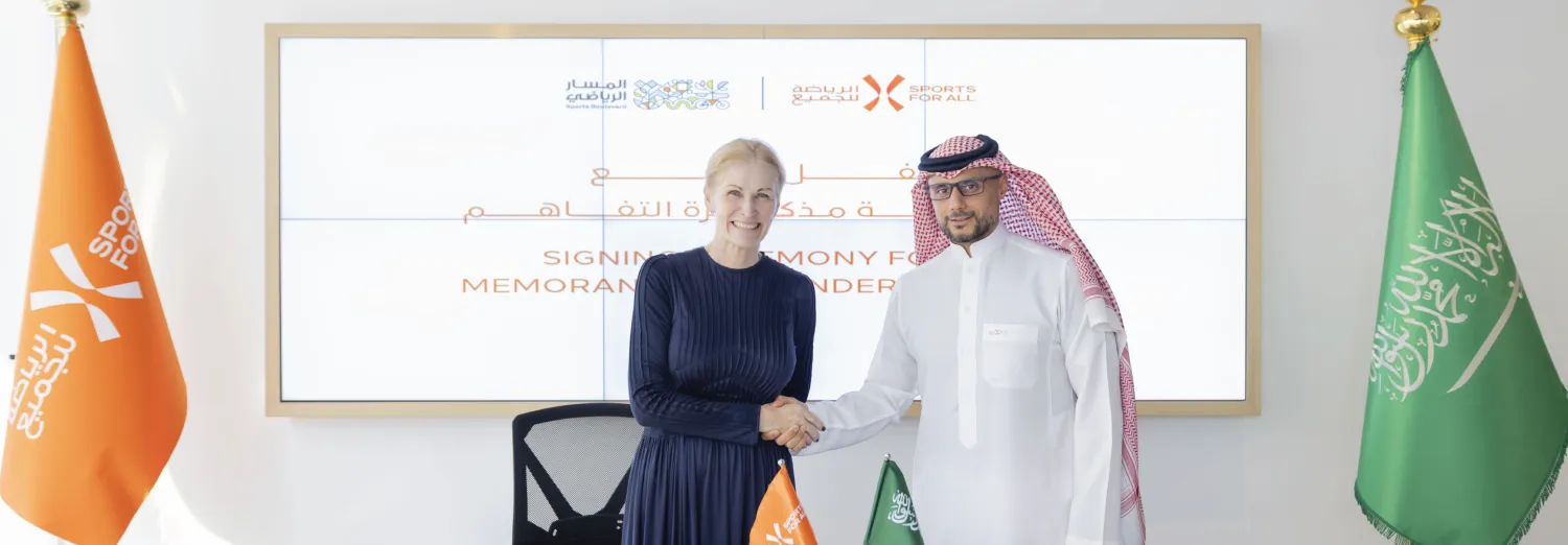 الأمير خالد بن الوليد وجين ماكجيفرن بعد توقيع الاتفاقية (الشرق الأوسط)