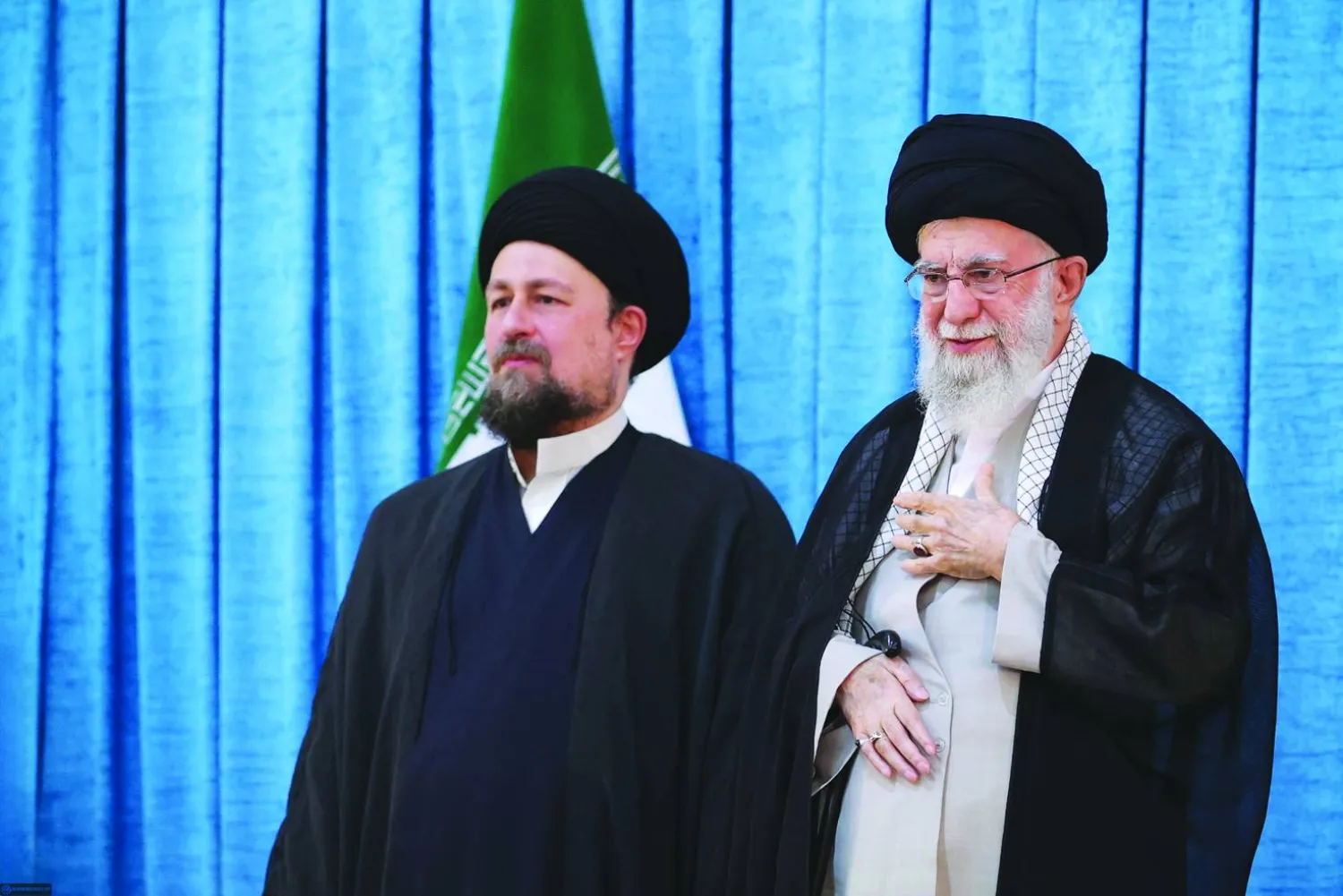 
خامنئي وحسن خميني خلال مراسم ذكرى المرشد الإيراني الأول في طهران (موقع المرشد الإيراني)