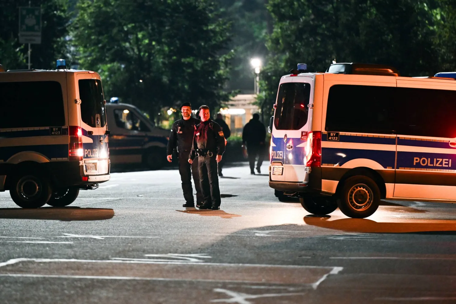 قوات الشرطة لحظة تأمينها شارعاً مجاوراً لملعب ماكس مورلوك حيث تقام مباراة ألمانيا وأوكرانيا (د.ب.أ)