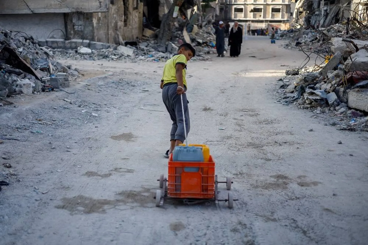 A Palestinian boy pulls water containers amid shortages, as the Israel-Hamas conflict continues, in Khan Younis in the southern Gaza Strip, June 3, 2024. (Reuters)