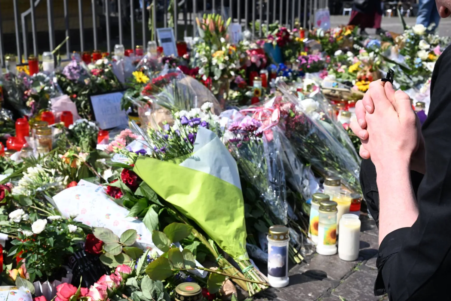 جرى وضع الزهور والشموع في محيط مسرح الجريمة في ساحة السوق بمانهايم بألمانيا، بعد مقتل ضابط شرطة في هجوم بسكين أدى إلى إصابة أشخاص عدة (د.ب.أ)