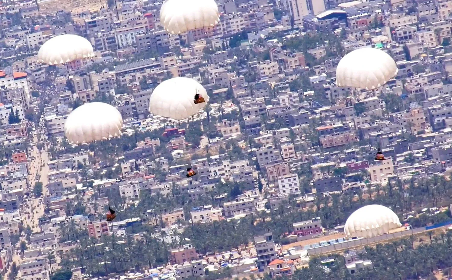 الجيش المصري ينقل جواً مساعدات إنسانية عاجلة إلى أهالي قطاع غزة (المتحدث العسكري)