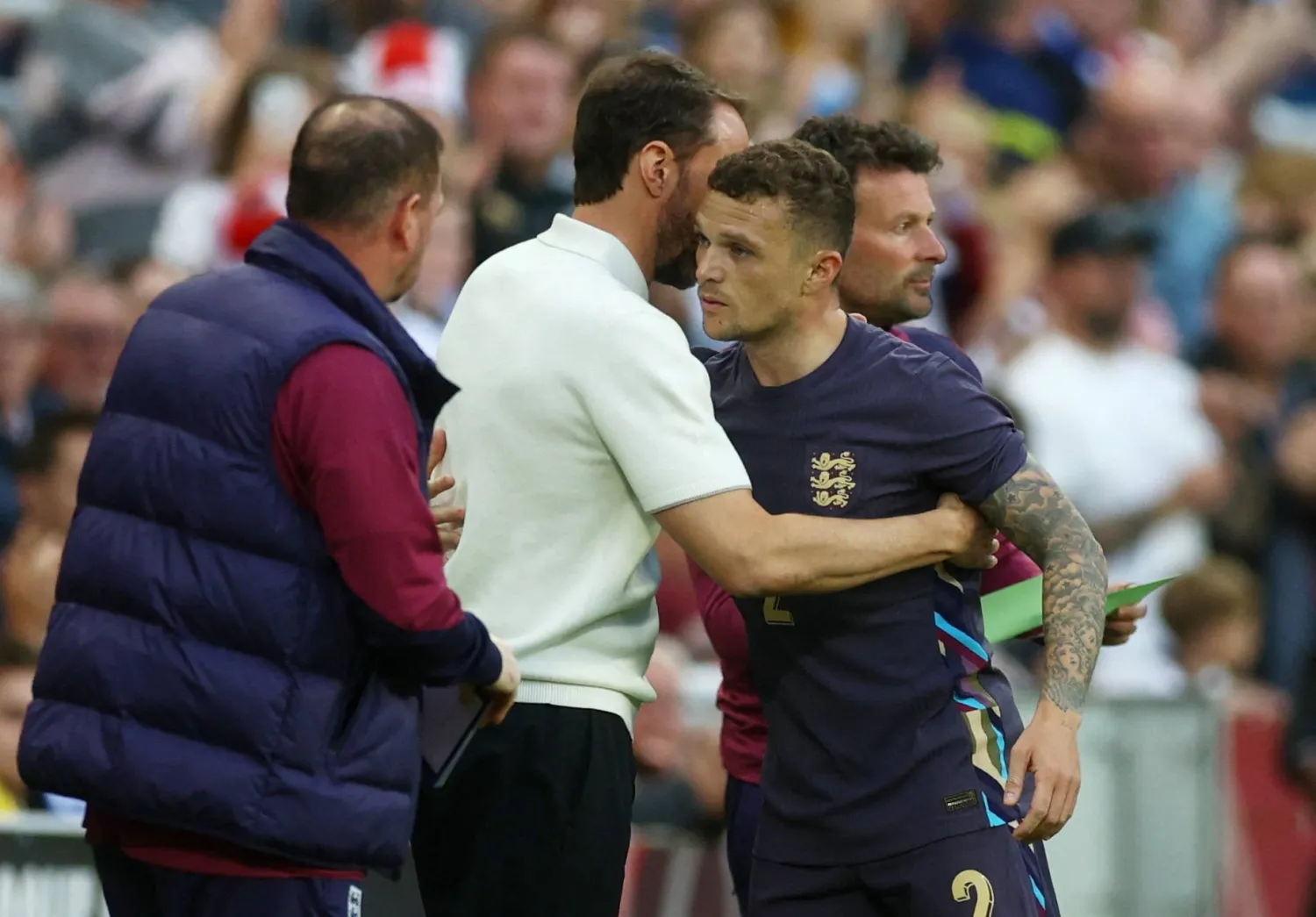 ساوثغيت يحيي تريبيير بعد خروجه من الملعب في مواجهة البوسنة (رويترز)