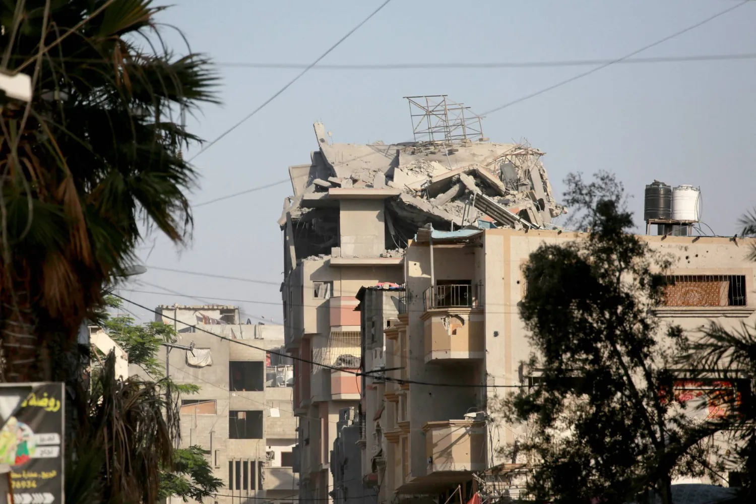 منظر للمبنى المدمر جزئياً بعد لحظات من غارة جوية إسرائيلية على مدينة البريج وسط قطاع غزة في 3 يونيو 2024 (أ.ف.ب)