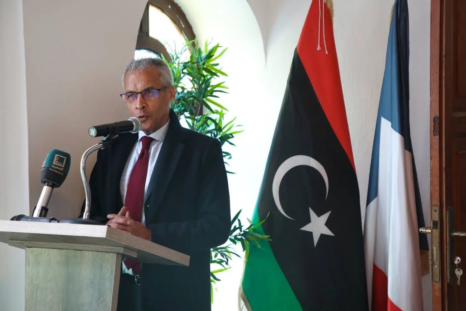 مصطفى مهراج سفير فرنسا لدى ليبيا (الشرق الأوسط)