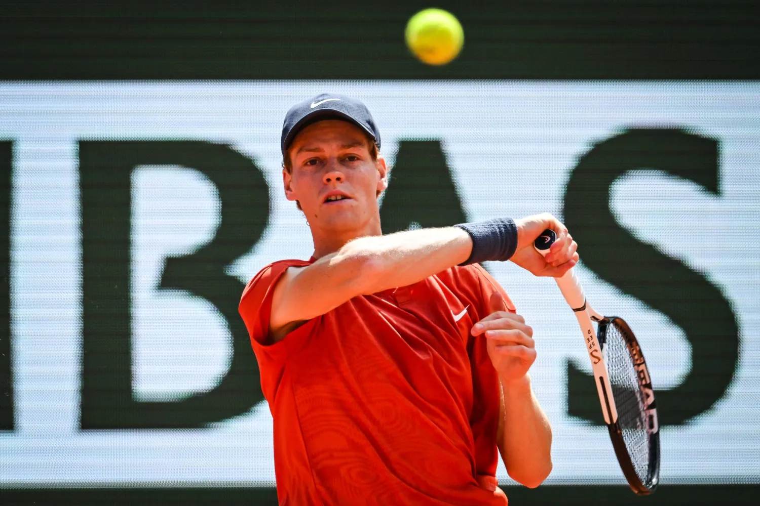 يانيك سينر هزم ديميتروف وتأهل لنصف نهائي «رولان غاروس» (د.ب.أ)