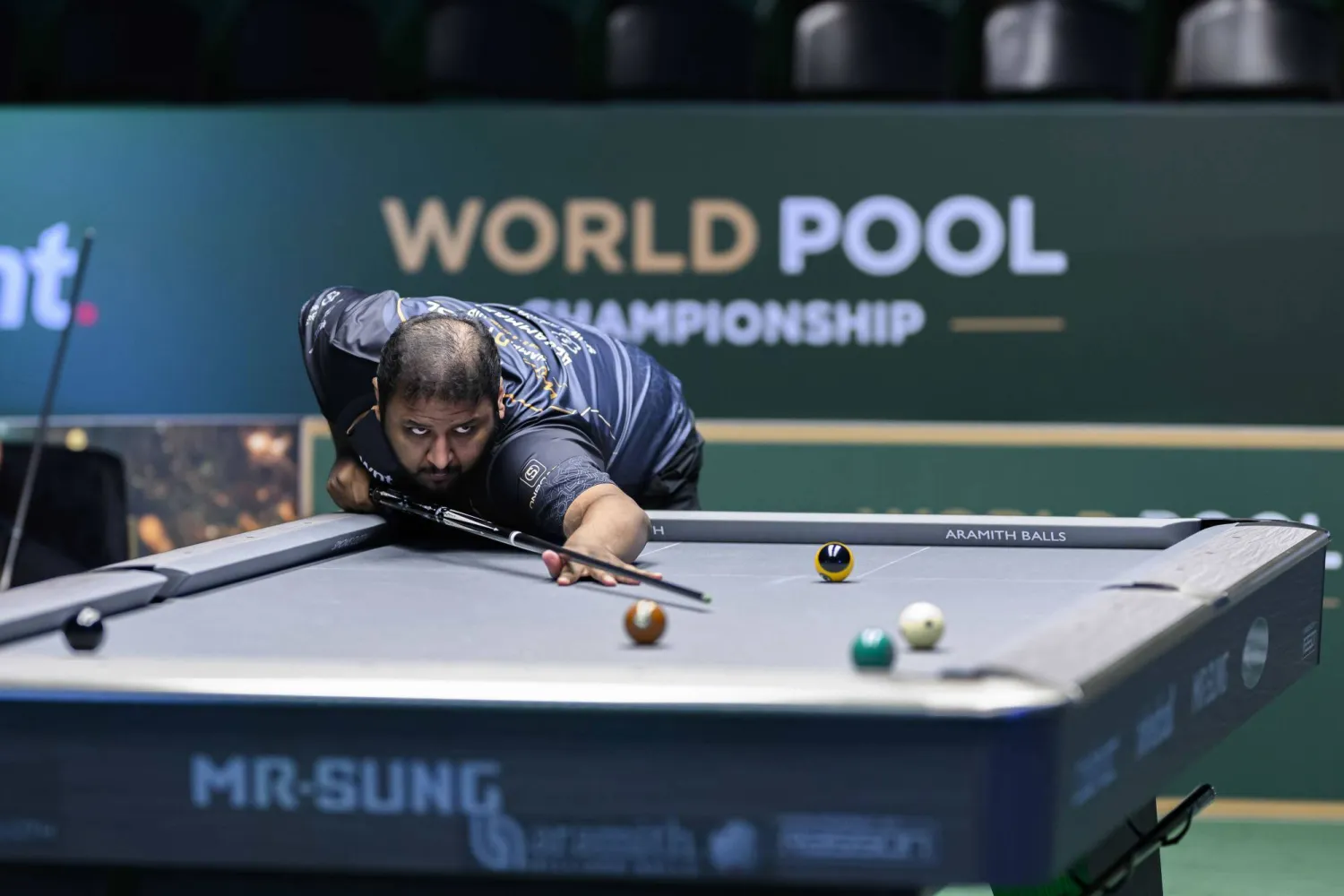 الشمري خلال منافسات بطولة البلياردو (الشرق الأوسط)