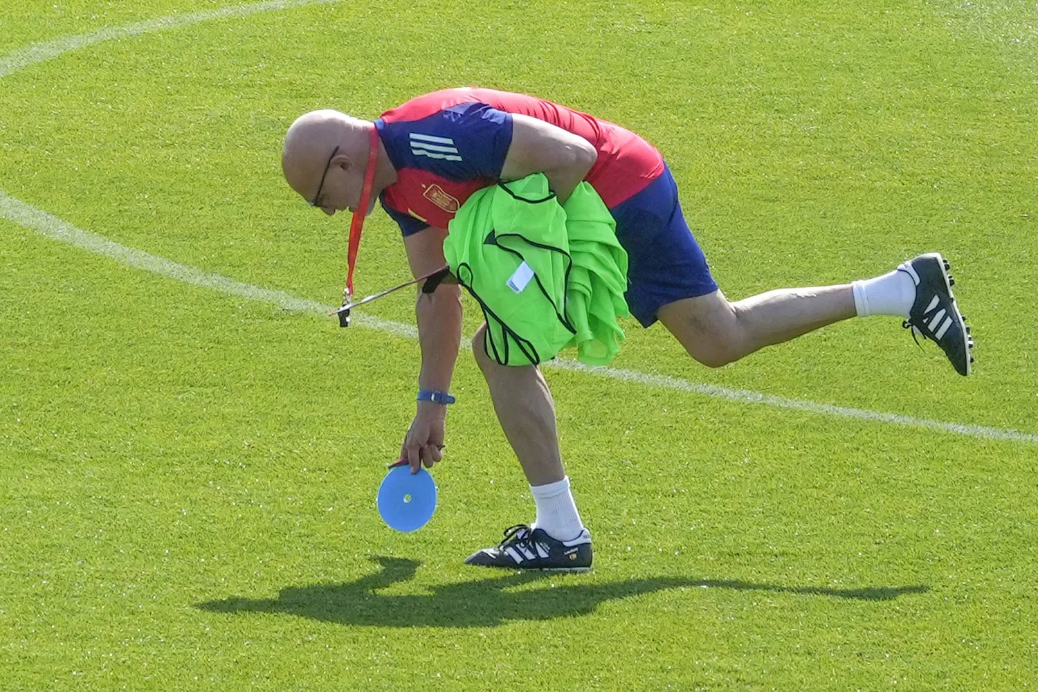 لويس دي لا فوينتي مستمر مع إسبانيا حتى المونديال الأميركي (أ.ب)