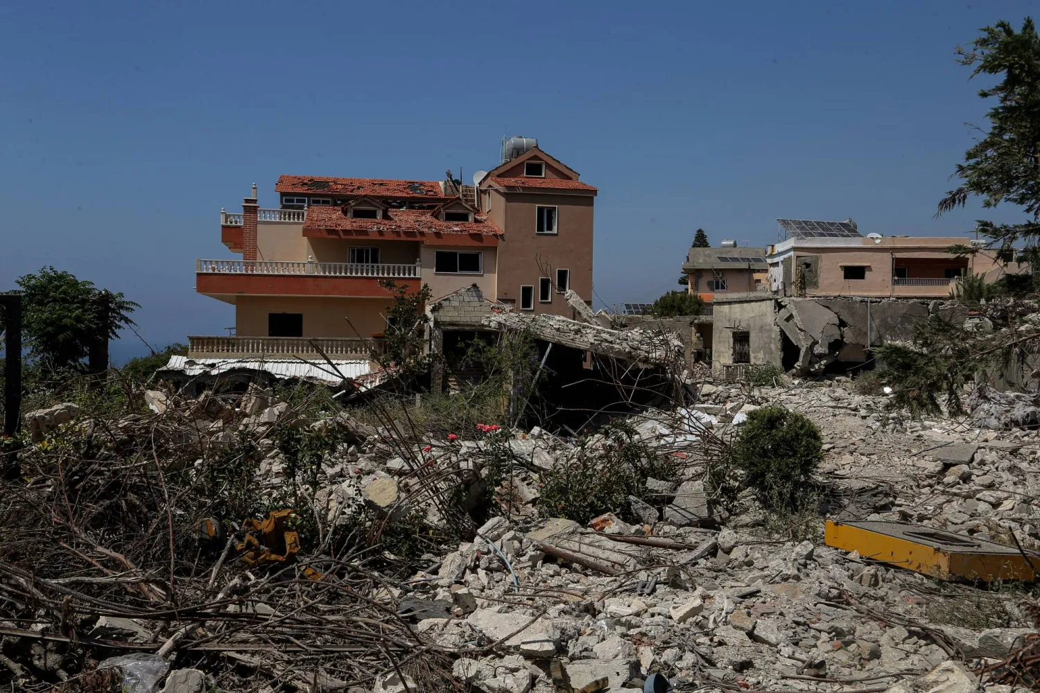 آثار الدمار على حدود لبنان الجنوبية مع إسرائيل (د.ب.أ)