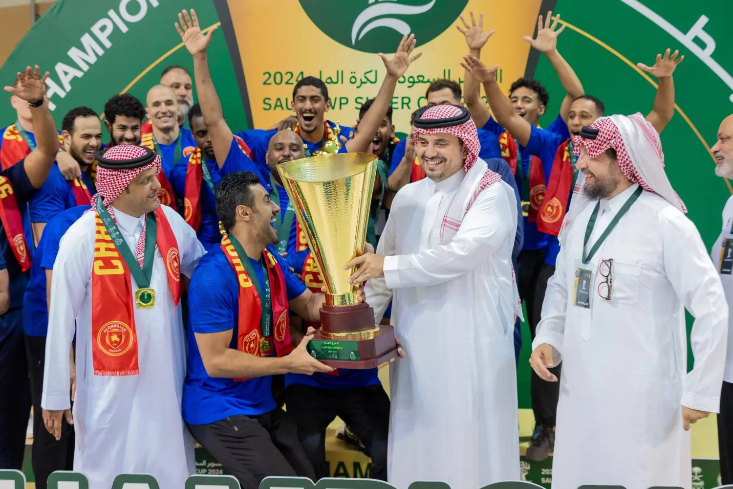 الأمير فهد بن جلوي يتوج فريق القادسية لكرة الماء بكأس السوبر (الشرق الأوسط) 