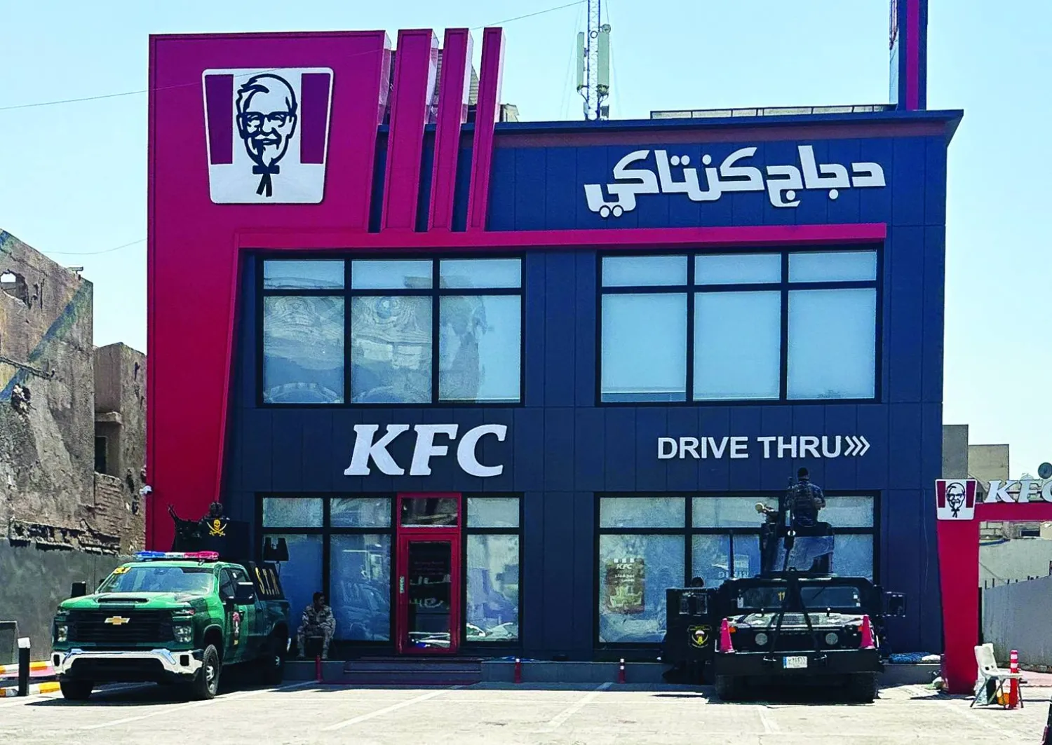 
الداخلية فرضت حراسة مشددة على مطاعم أميركية في بغداد خشية تكرار الهجمات (رويترز)