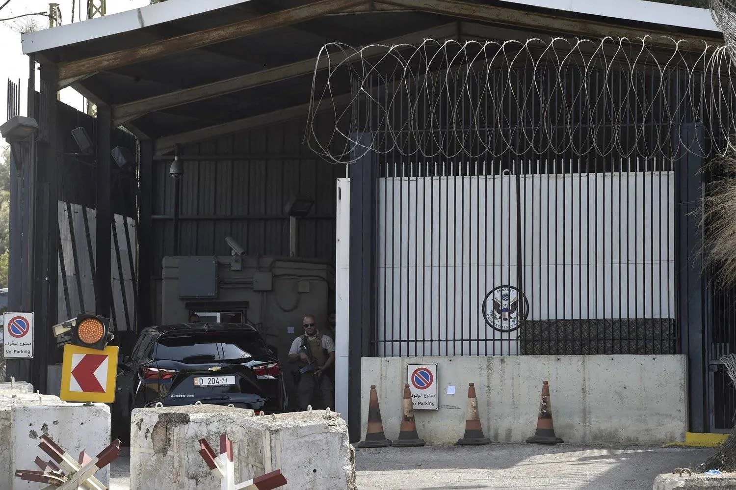 حراس على مدخل السفارة الأميركية في عوكر (إ.ب.أ)