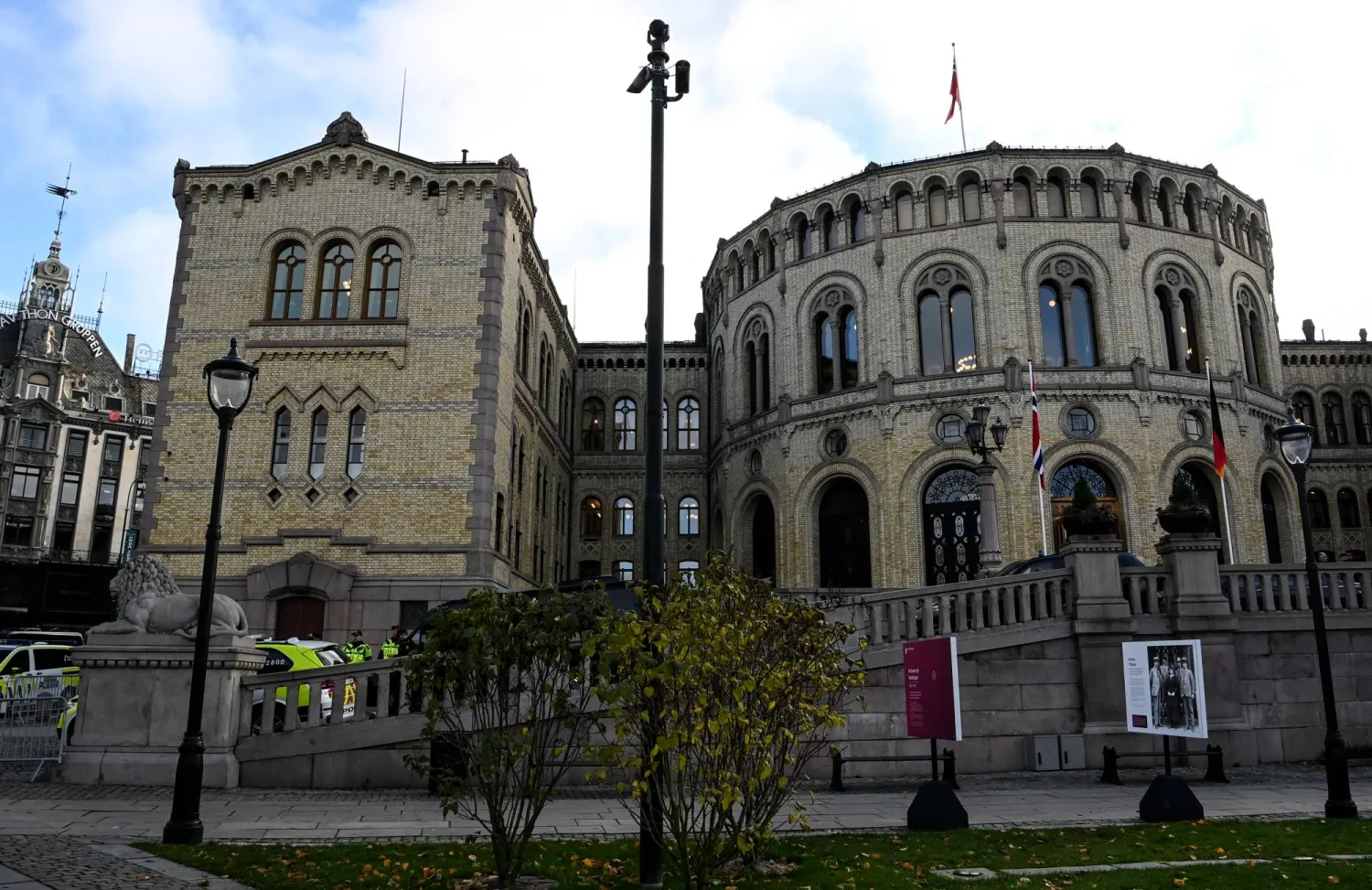 FILED - 04 November 2021, Norway, Oslo: Police officers park in front of the Norwegian Parliament building in Oslo. Photo: Britta Pedersen/dpa-Zentralbild/dpa