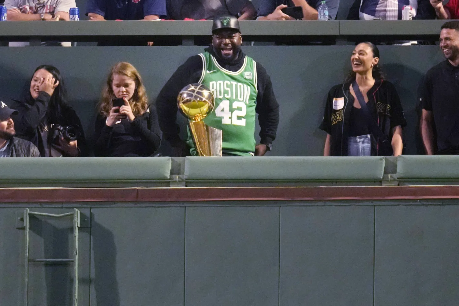 أورتيز نجم بوسطن ريد سوكس يبتسم خلال وقوفه مع كأس بطولة لاري أوبراين (أ.ب)