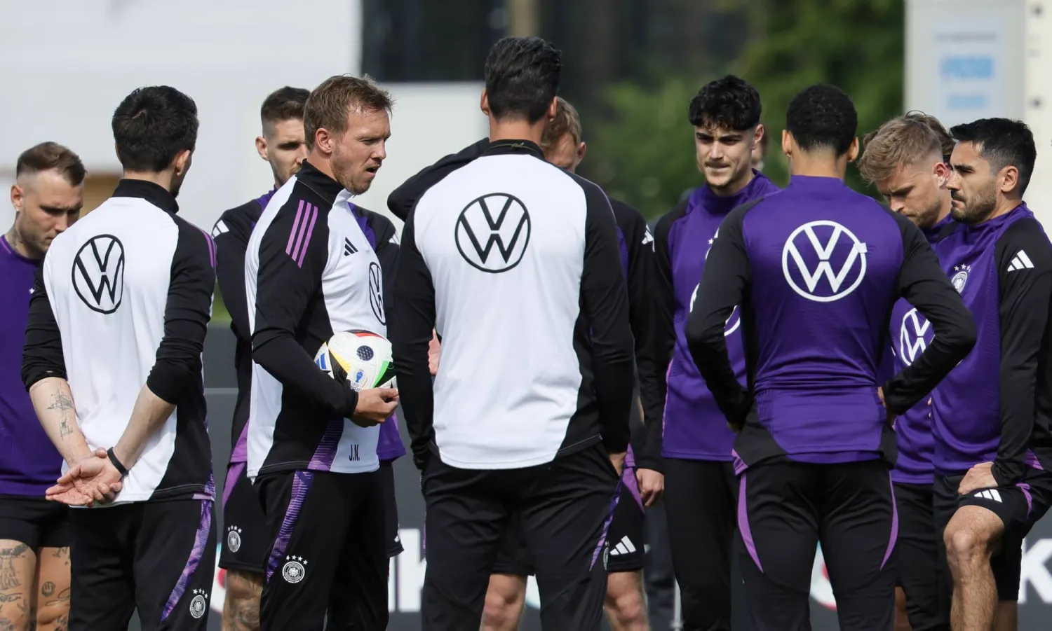 الانتصار على فرنسا وهولندا منح المشجعين الألمان بارقة أمل (إ.ب.أ)