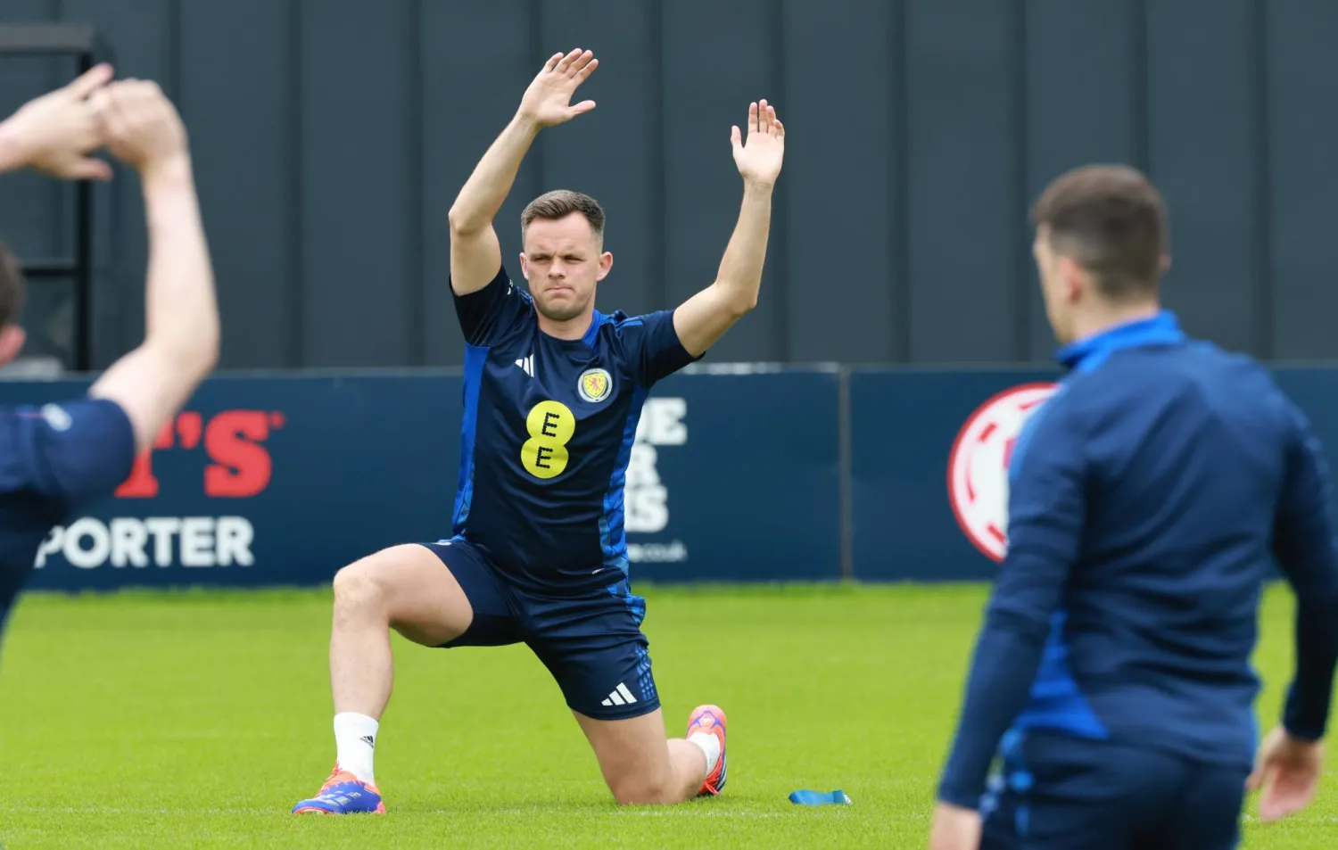 كلارك يتعين عليه التعويل على لورنس شانكلاند (د.ب.أ)