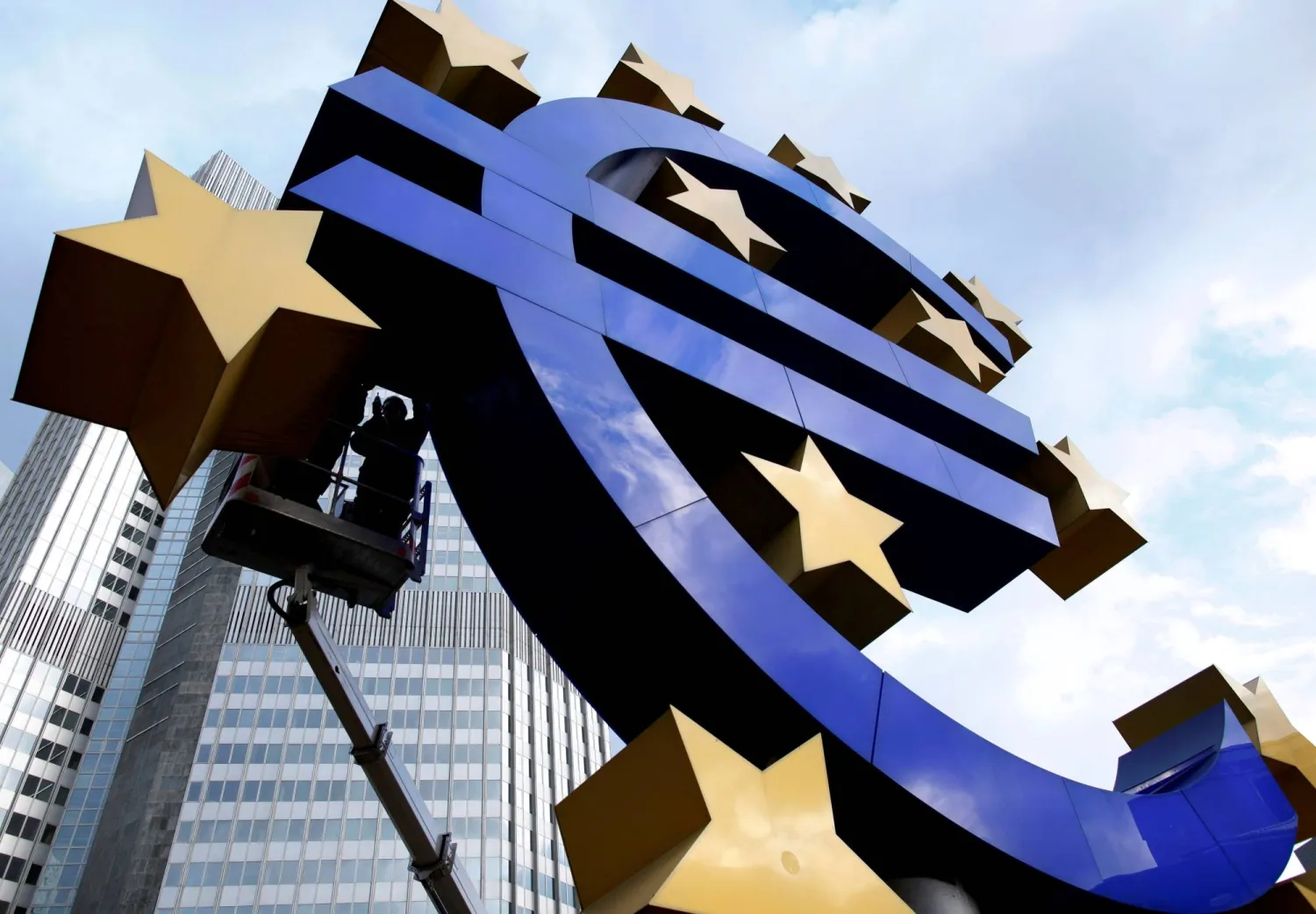 Workers maintain the huge Euro logo in front of the headquarters of the European Central Bank (ECB) in Frankfurt, December 6, 2011. REUTERS/Ralph Orlowski/File Photo Purchase Licensing Rights