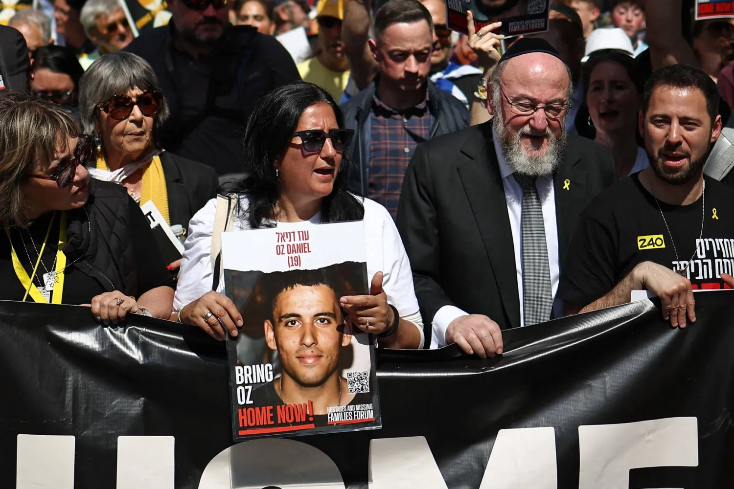 جانب من مسيرة في لندن يوم الأحد للمطالبة بالإفراج عن المحتجزين الإسرائيليين في غزة (أ.ف.ب)