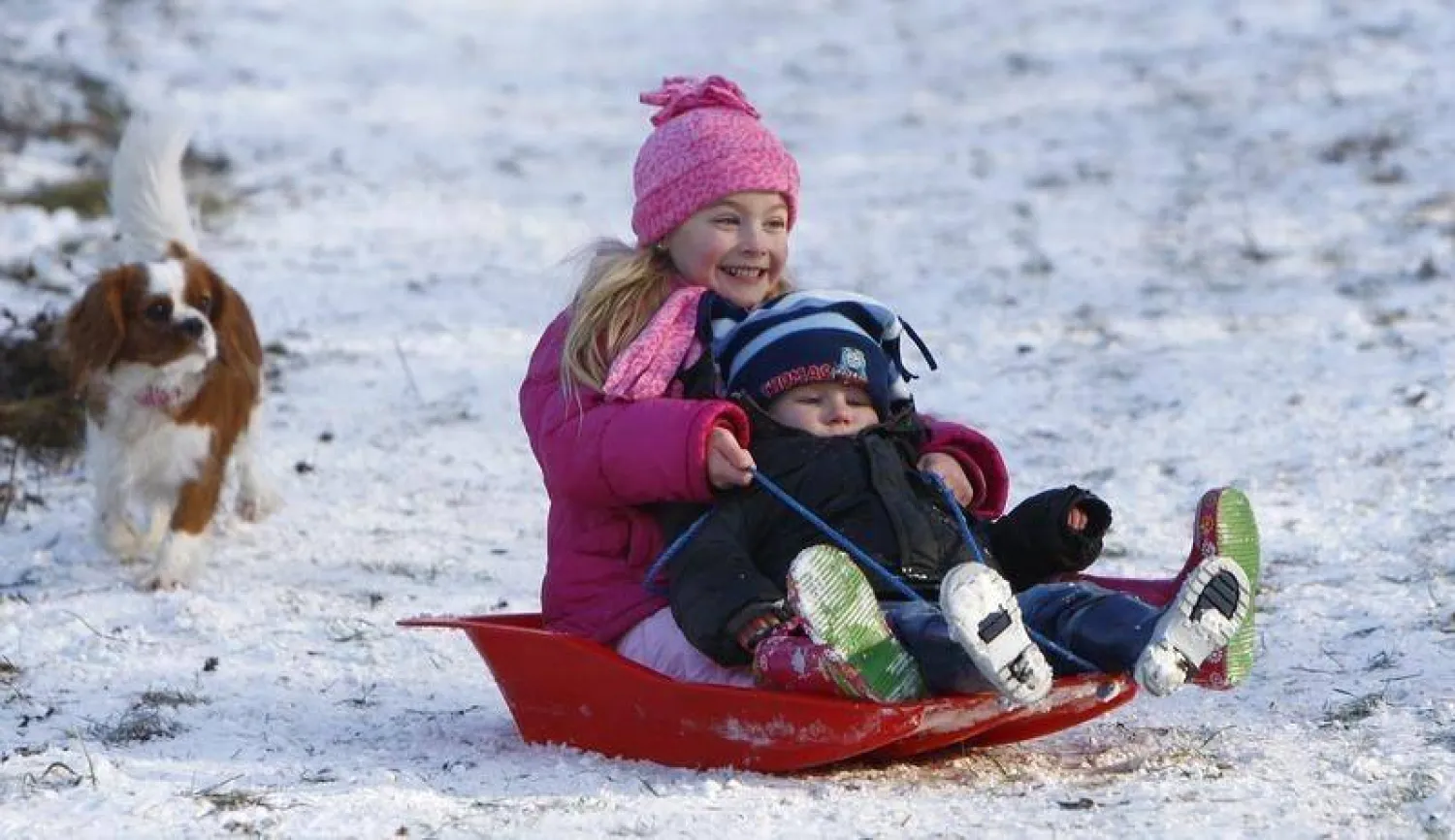 طفلة تلعب على الثلج (رويترز)