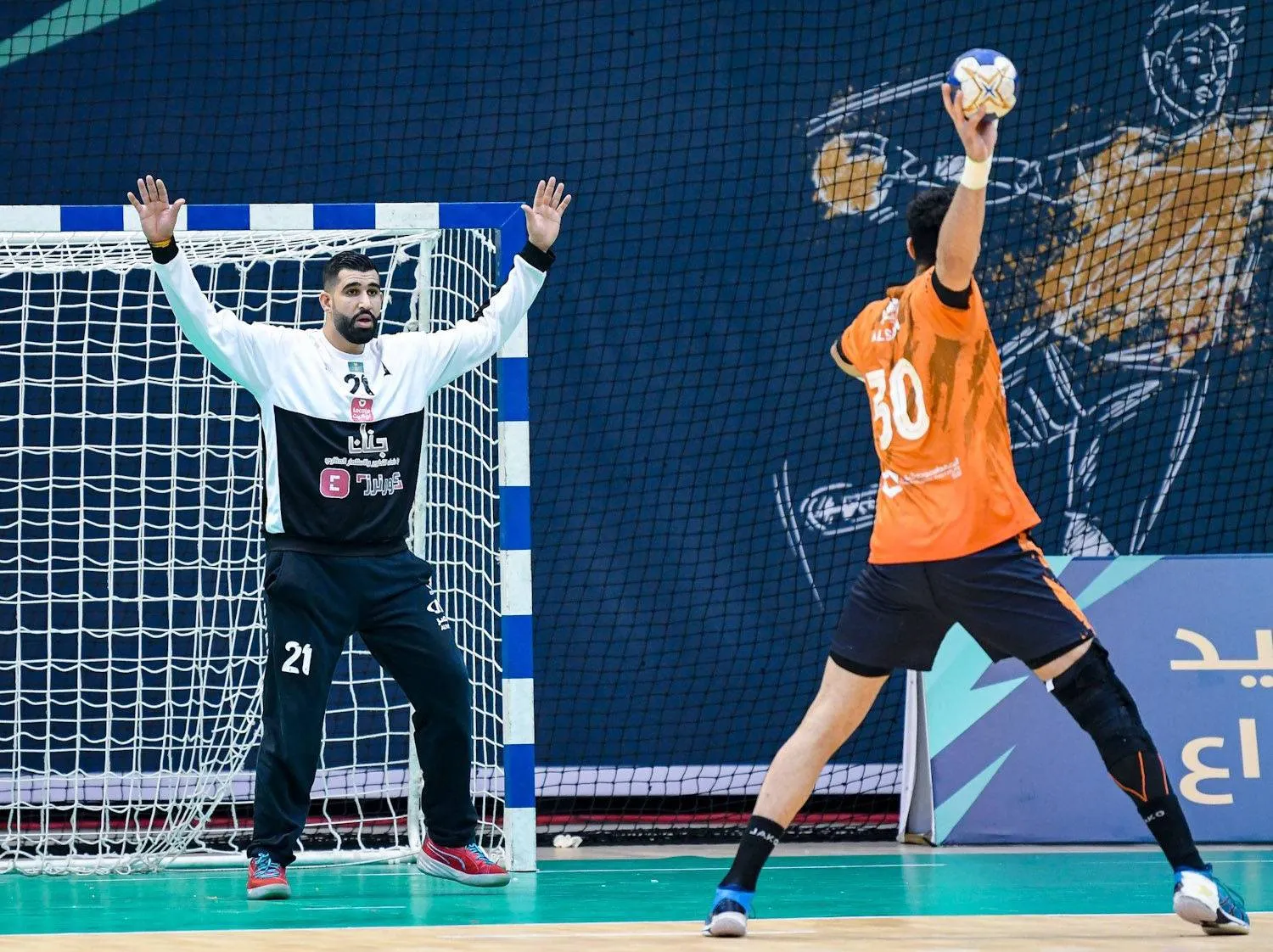 البحريني محمد عبد رب الحسين حارس مرمى يد الخليج خلال محاولته التصدي للكرة (الشرق الأوسط)