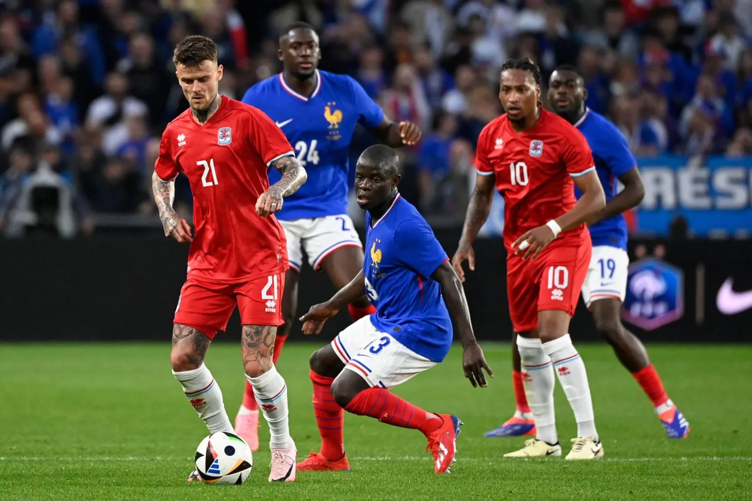 كانتي نجم الاتحاد كان حاضراً في المباراة (أ.ف.ب)