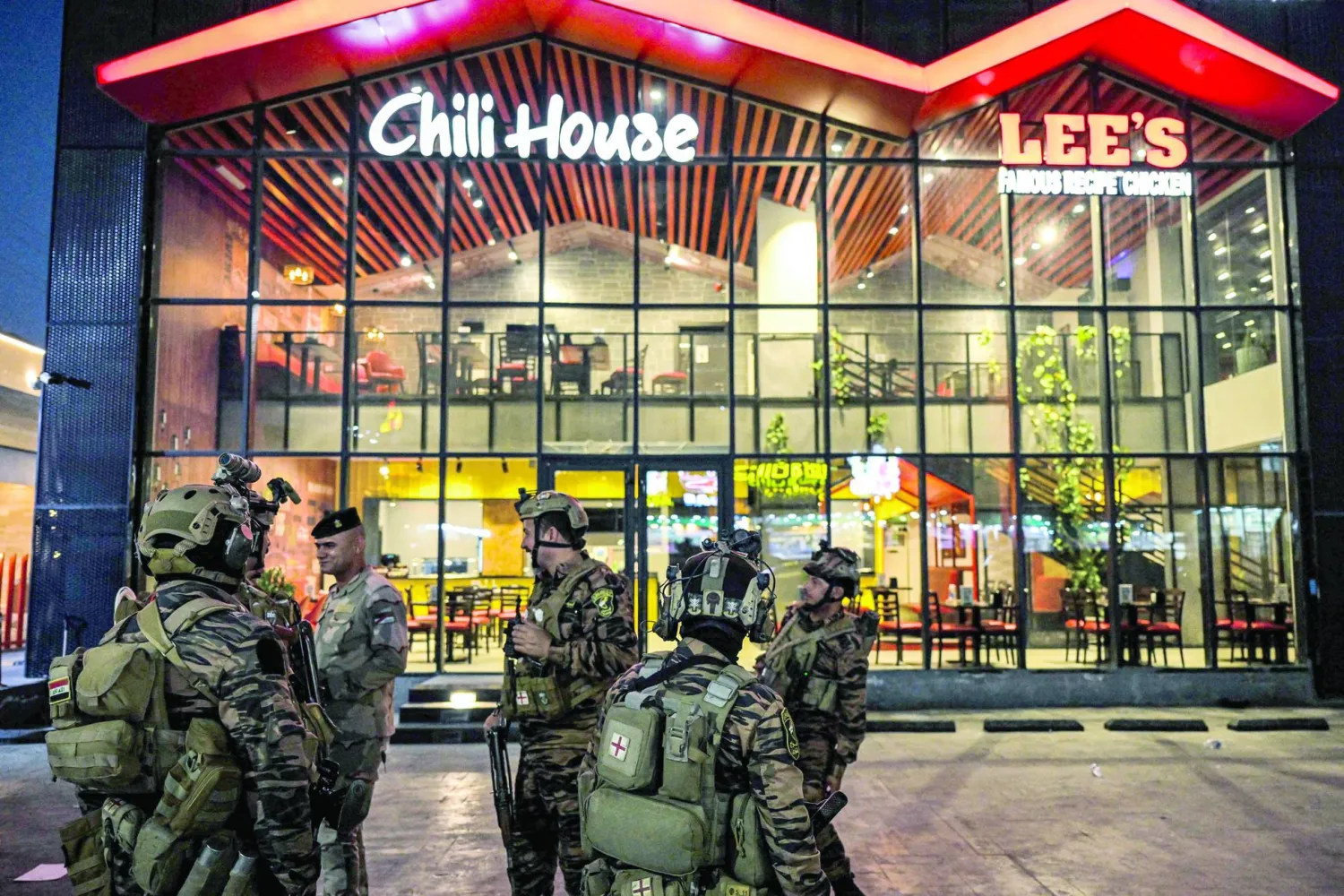 
دوريات الجيش طوَّقت المطاعم في ظل مخاوف من تكرار الهجمات (أ.ف.ب)