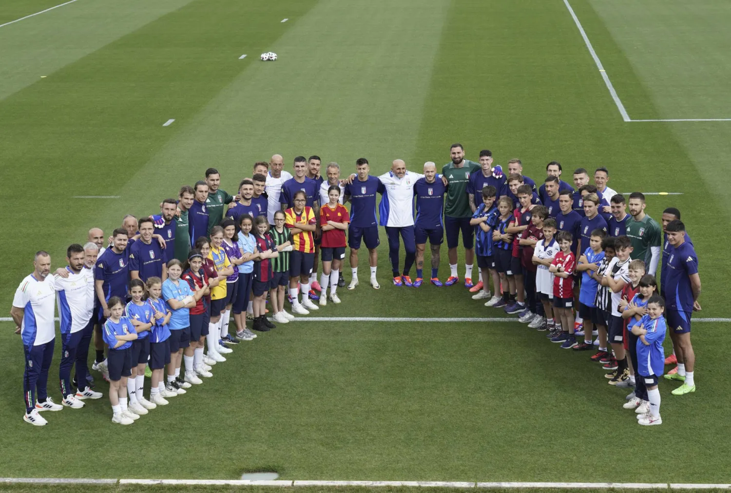 لاعبو إيطاليا قبل بدء التدريبات (أ.ب)