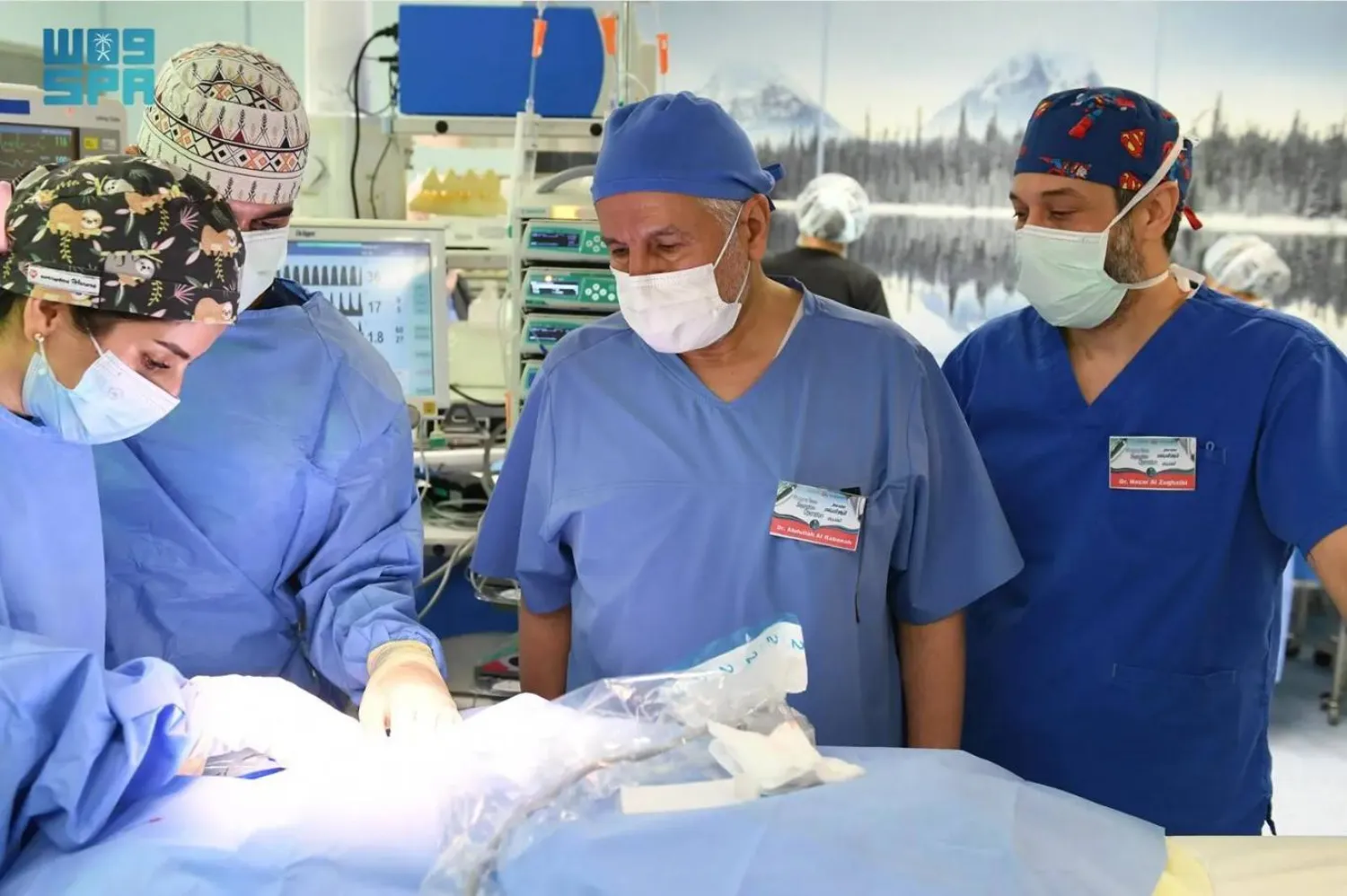 رئيس الفريق الدكتور عبد الله بن عبد العزيز الربيعة قبل التحضير للعملية (واس)