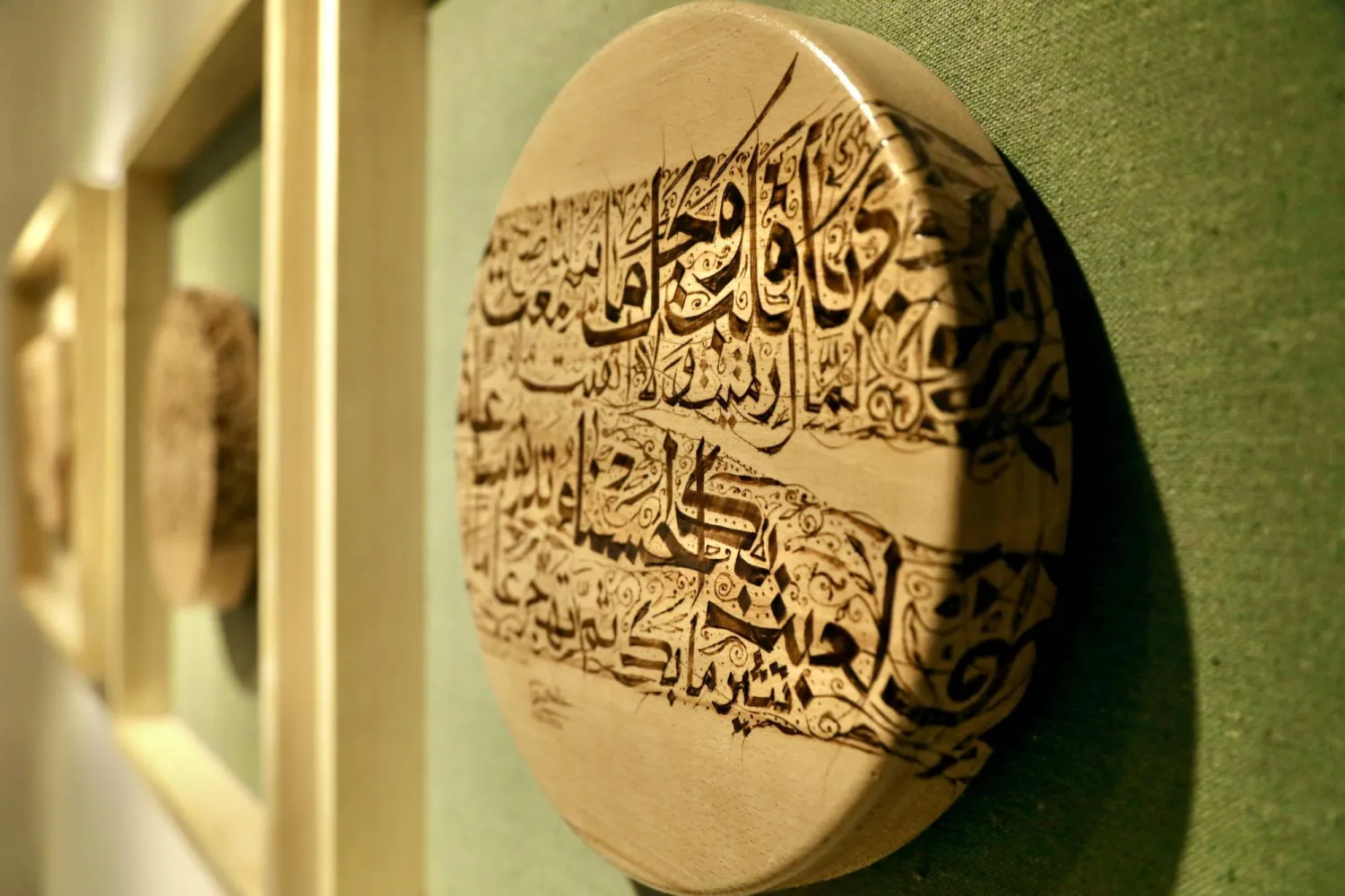 أحد أبيات الشاعر علي الجارم جسّده الفنان على الخشب (الشرق الأوسط)