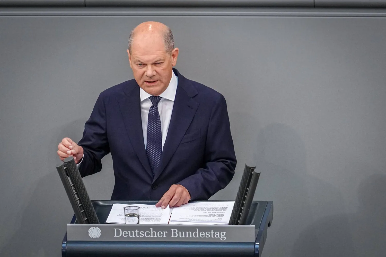 المستشار الألماني أولاف شولتس يدلي ببيان حكومي حول «الوضع الأمني ​​الحالي» في جلسة عامة للبرلمان الألماني (د.ب.أ)