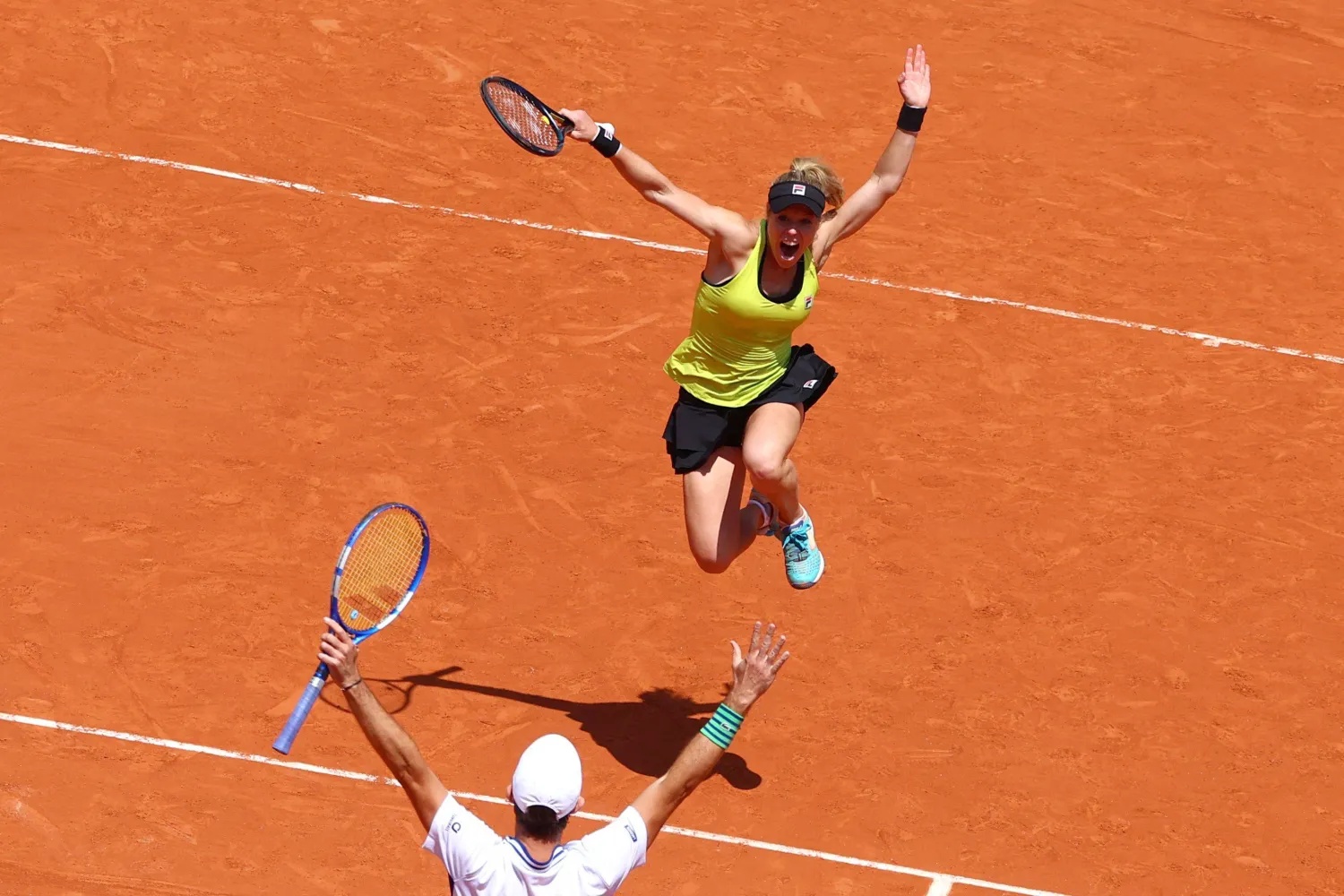 روغيه فازلين يسعد الجماهير الفرنسية بفوزه بلقب الزوجي مع الألمانية لاورا سيغموند (أ.ف.ب)