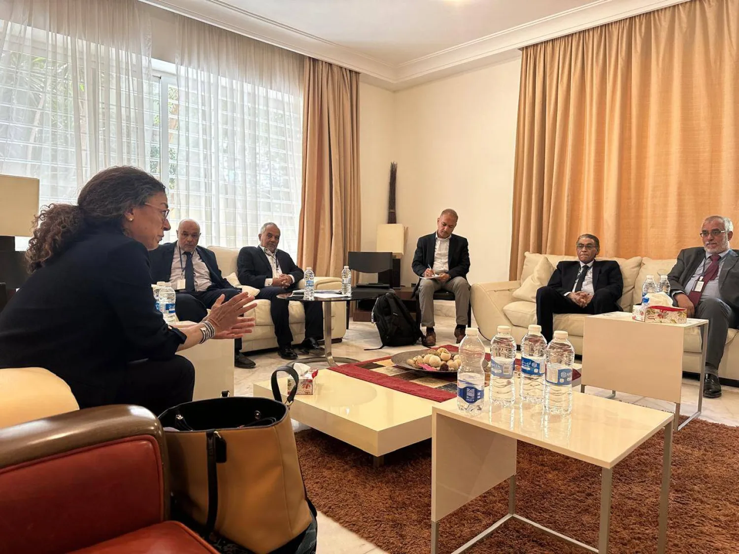 خوري خلال لقائها في بنغازي ممثلي عدد من الأحزاب الليبية (البعثة الأممية)