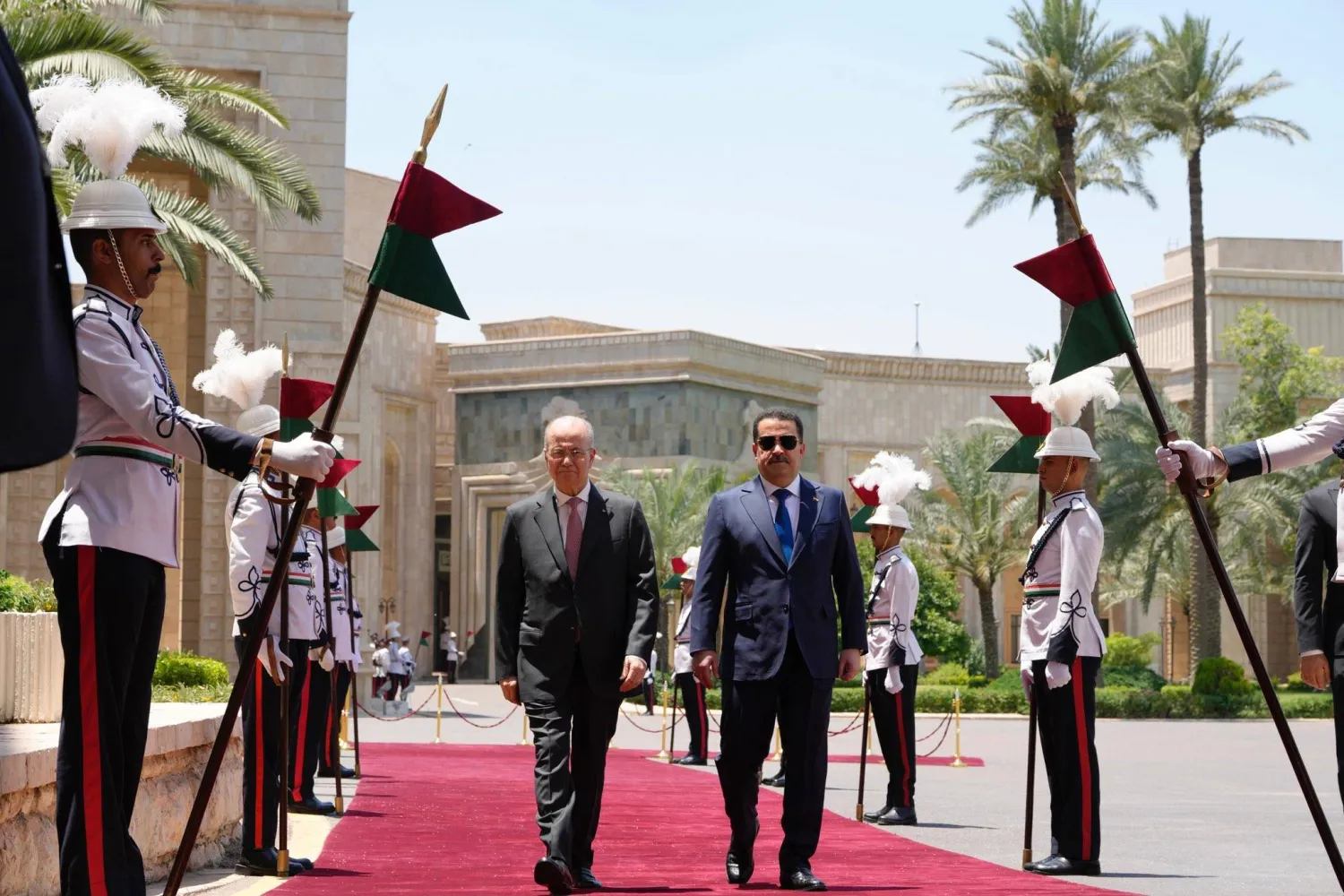 السوداني خلال استقباله رئيس الوزراء الفلسطيني محمد مصطفى في بغداد (إعلام حكومي)