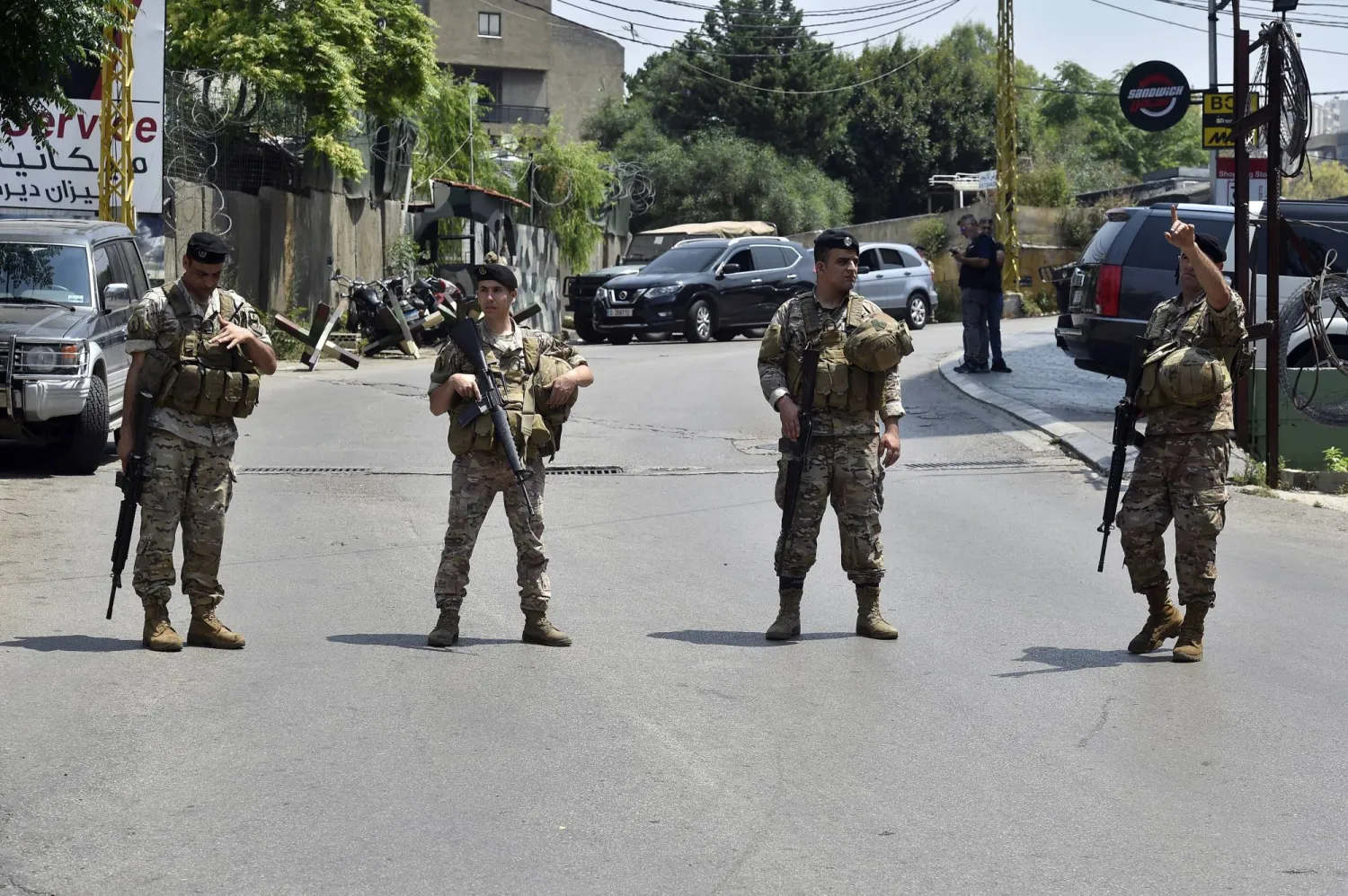 الجيش اللبناني ينتشر على الطريق المؤدية إلى السفارة الأميركية في منطقة عوكر إثر الاعتداء عليها يوم الأربعاء (إ.ب.أ)