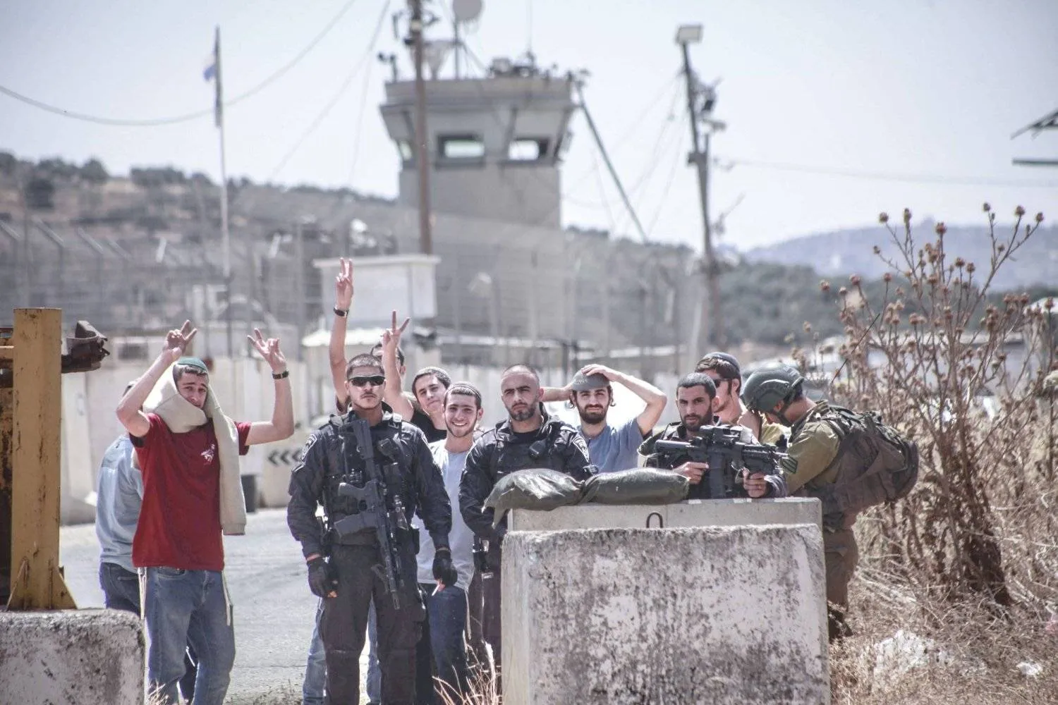 مستوطنون يغلقون نقطة تفتيش في شمال الضفة الغربية (أرشيفية - د.ب.أ)