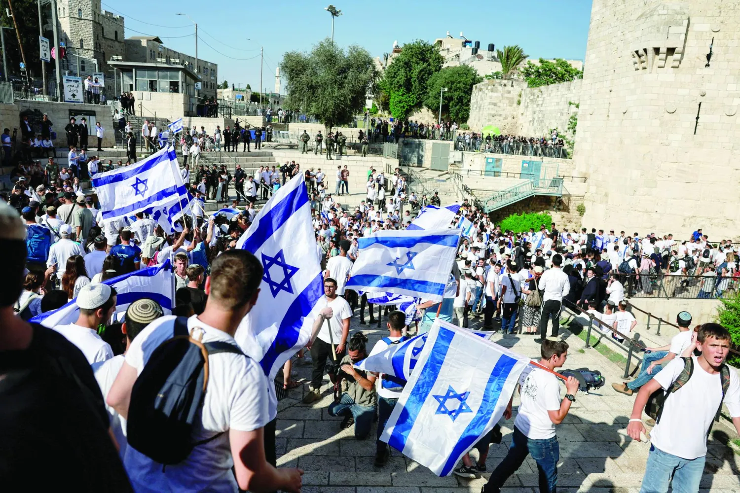 مستوطنون يحملون الأعلام الإسرائيلية في القدس أمس (رويترز)