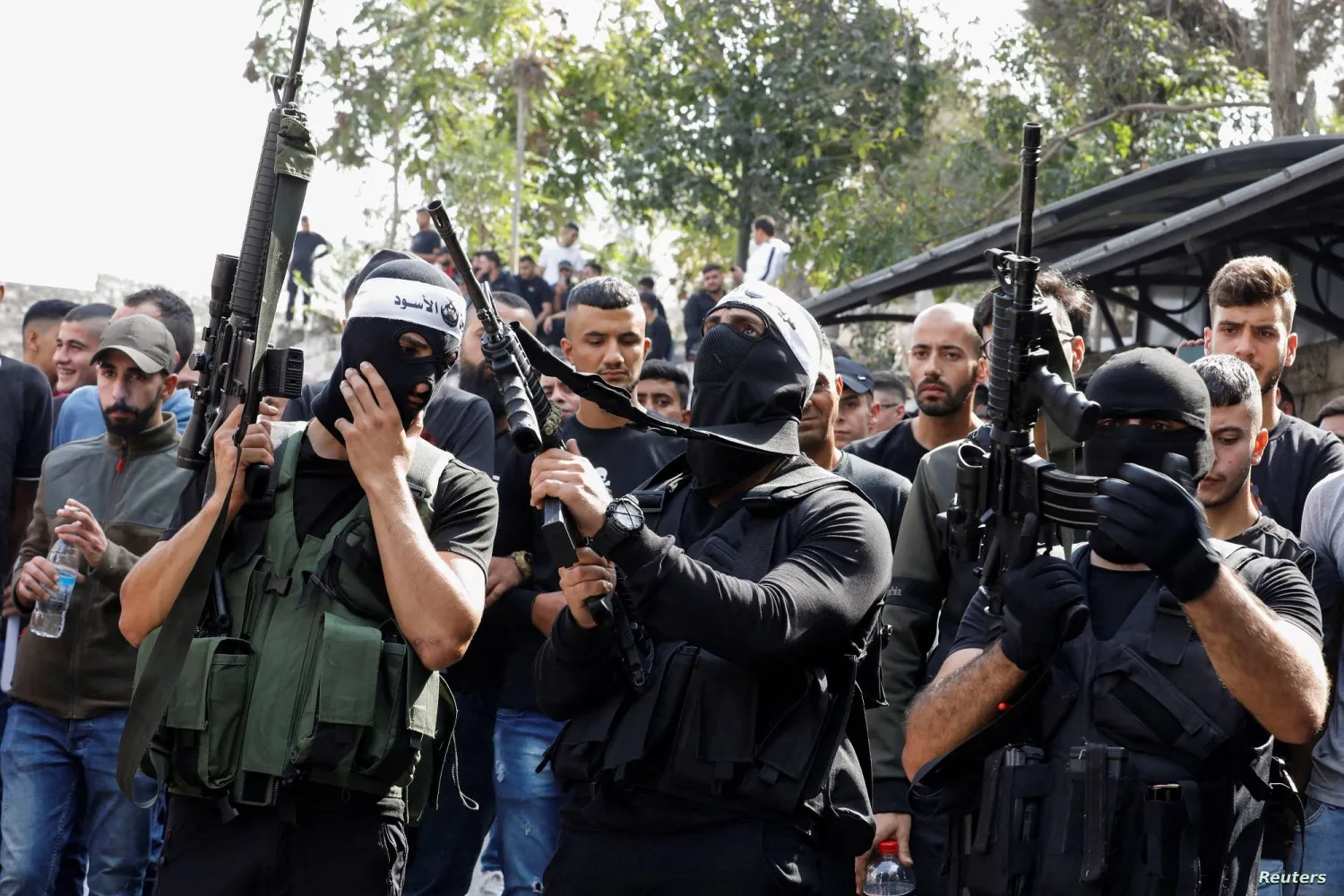 عناصر مسلحة من مجموعة «عرين الأسود» في الضفة الغربية (أرشيفية - رويترز)