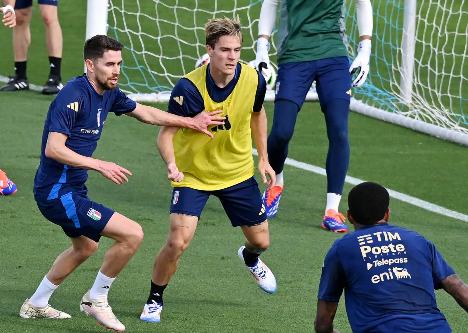 فاغيولي (وسط) خلال تدريبات منتخب إيطاليا الأخيرة (إ.ب.أ)